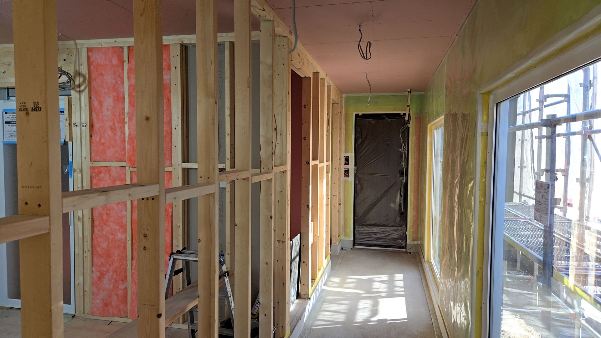 建築による下地造作工事が行われている様子です。