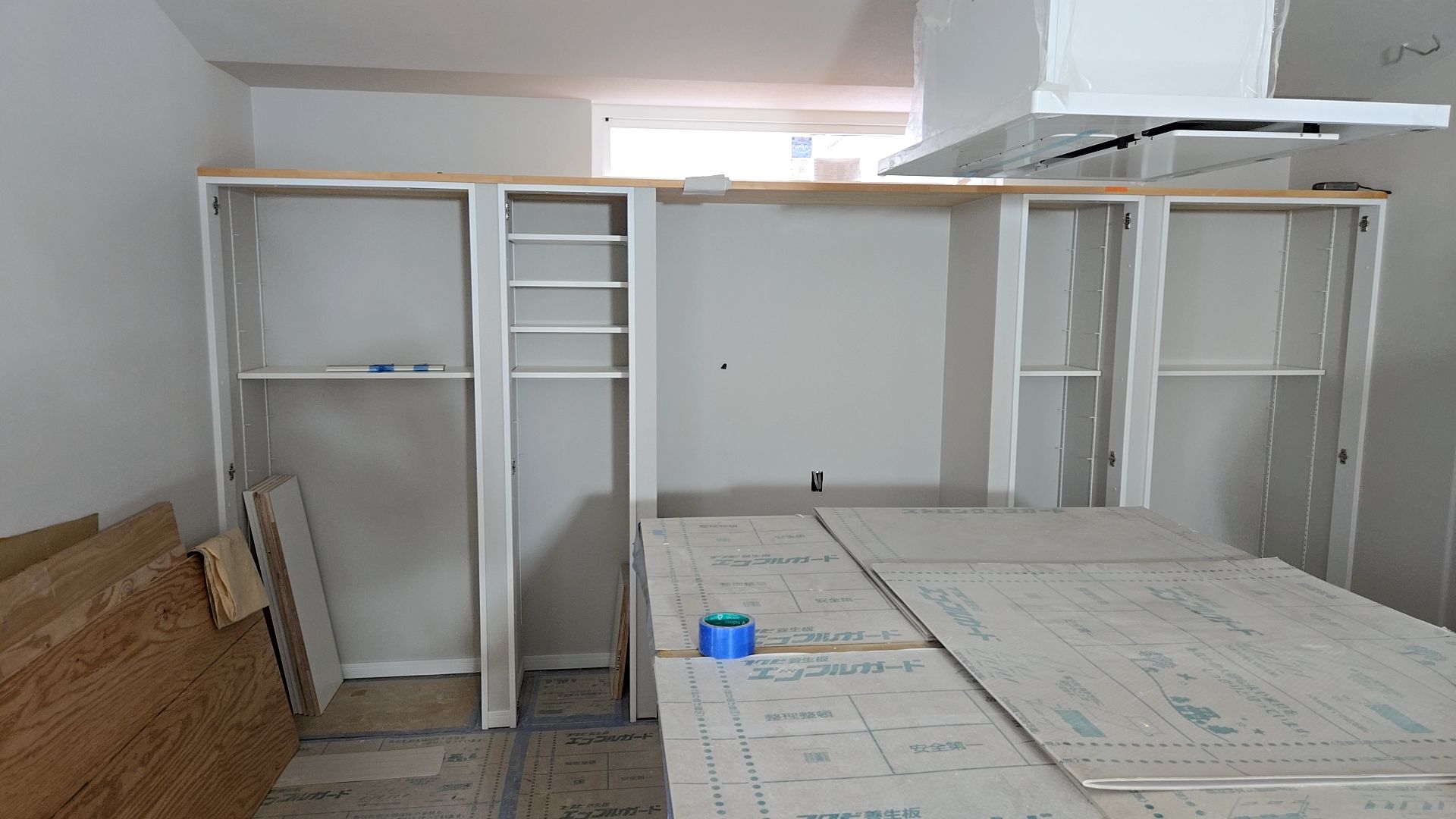 建築による収納部分の造作工事の様子です。図面を確認し、収納の棚板など位置に間違いがないよう施工が進められております。