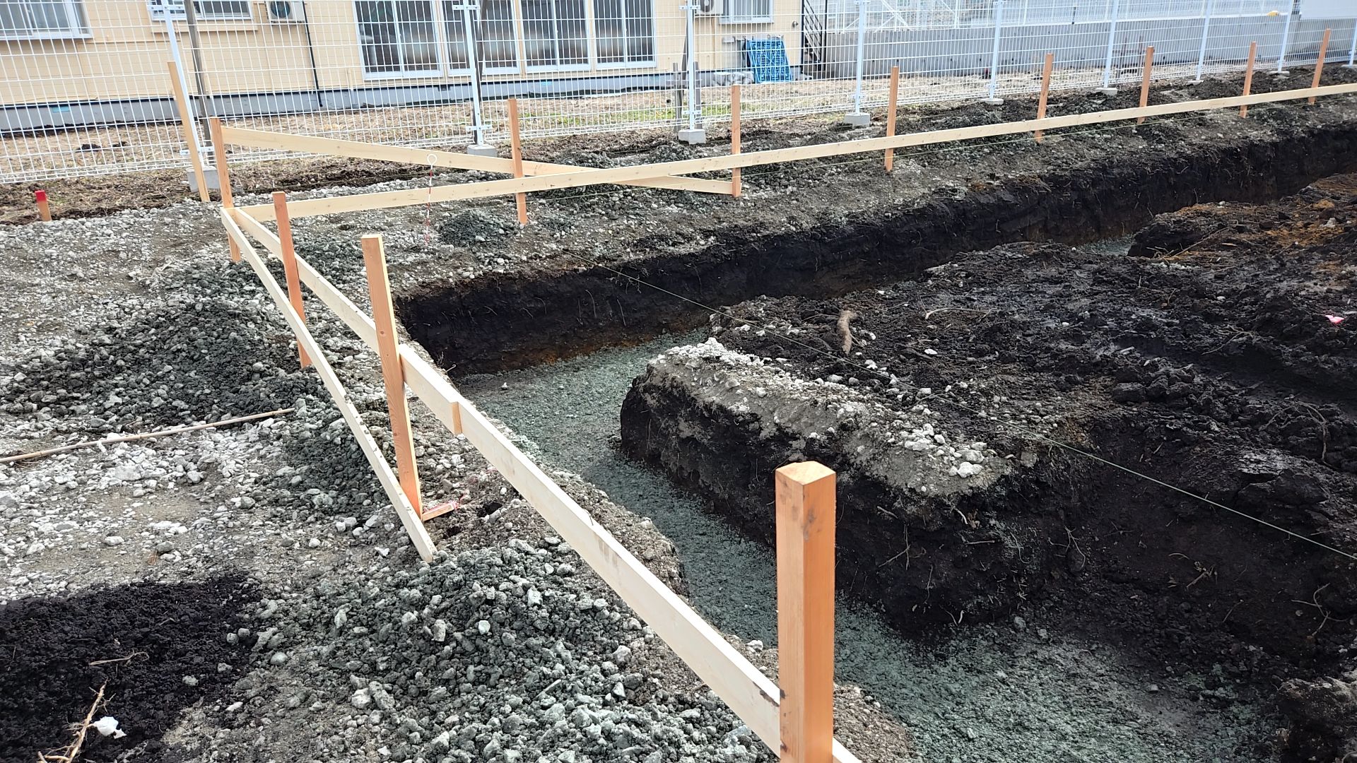 掘った部分から砕石を入れていきます。