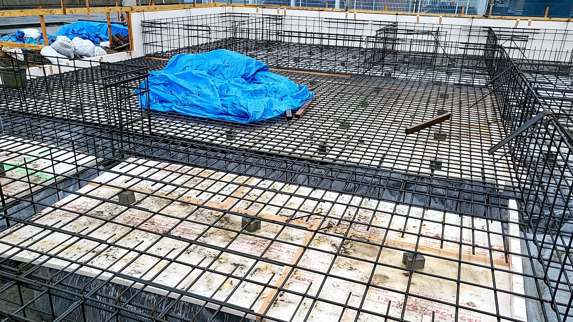 悪天候の中ですが、安全対策に注意して、怪我のないよう作業を進めております。