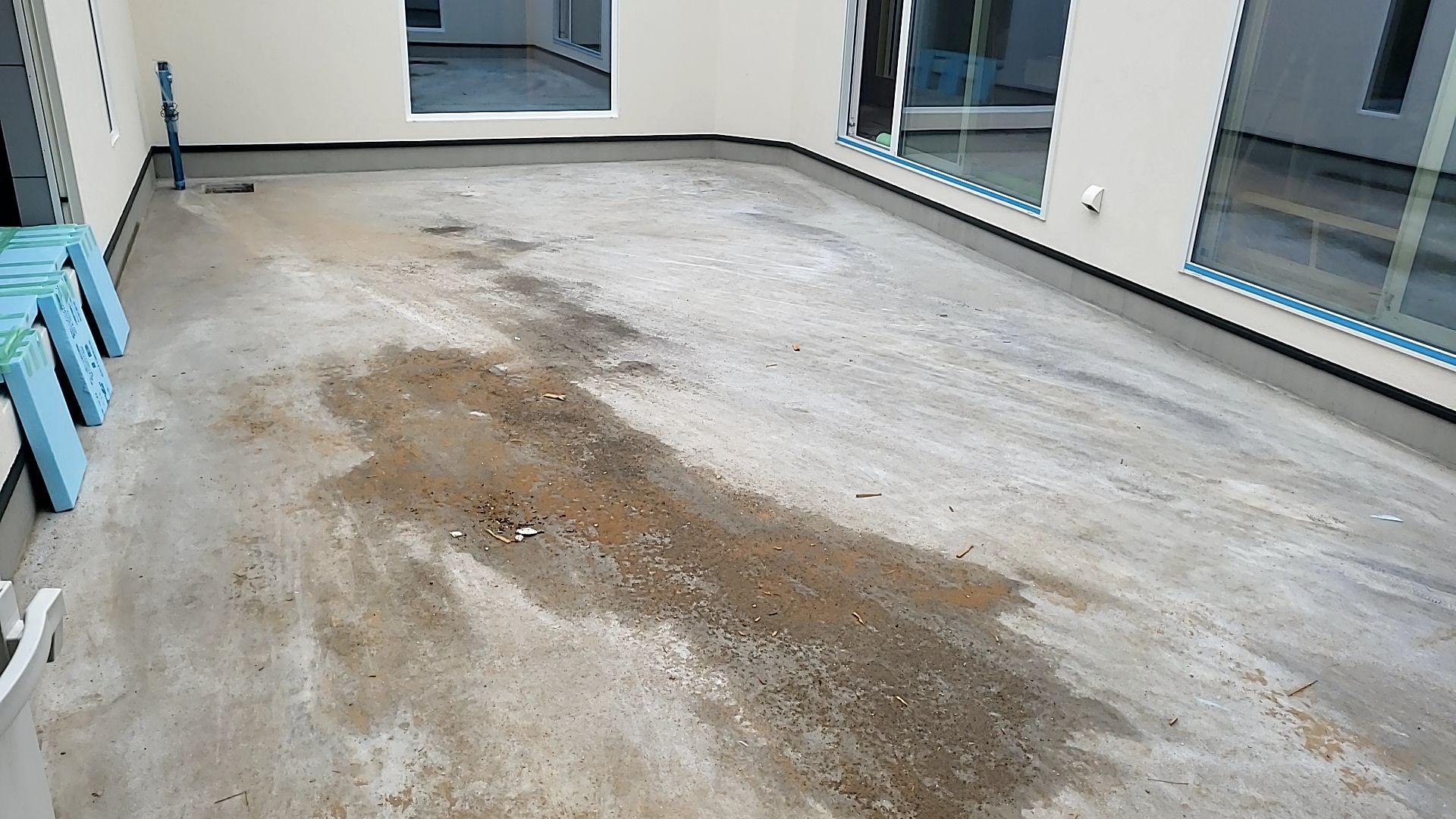 左官業者による中庭部分の基礎化粧モルタル塗りが行われております。