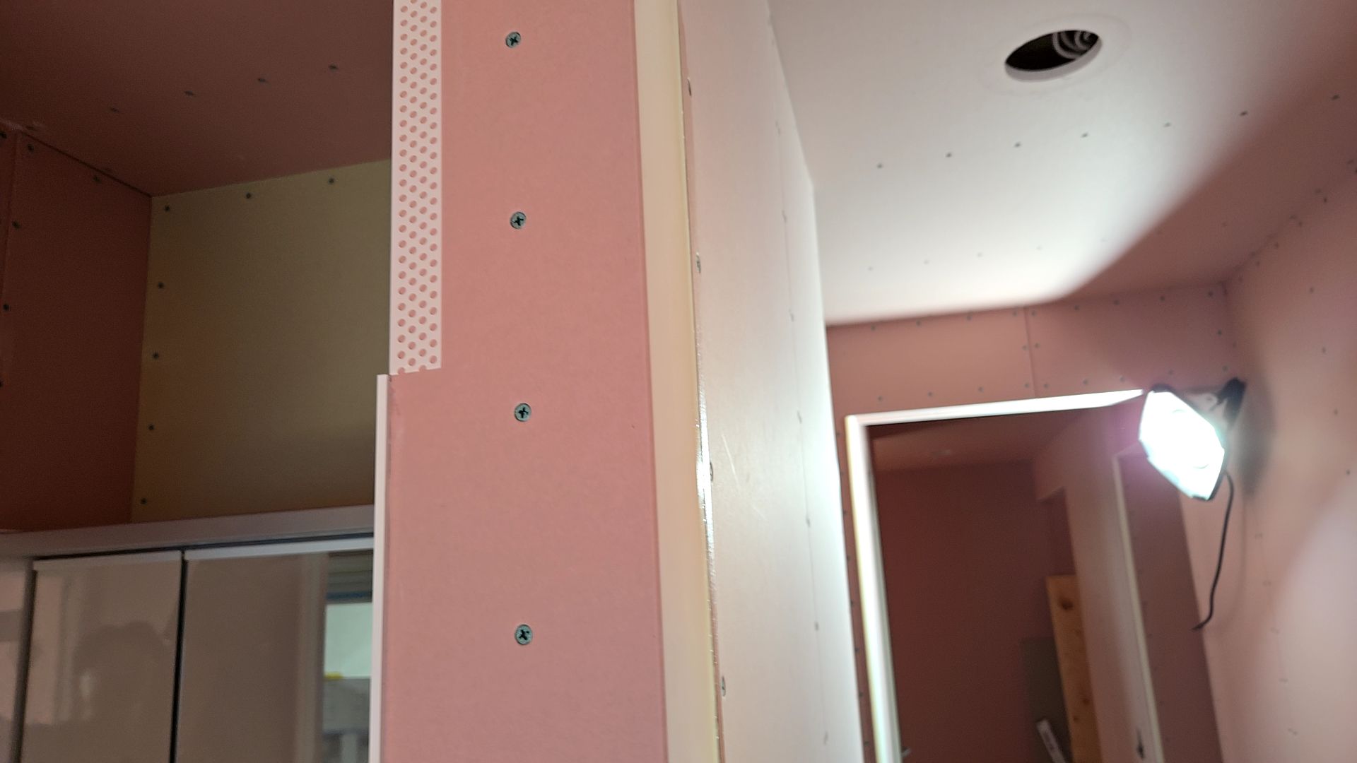 パテかけが行われております。クロス張りの時に凸凹が出ないようにするためです。