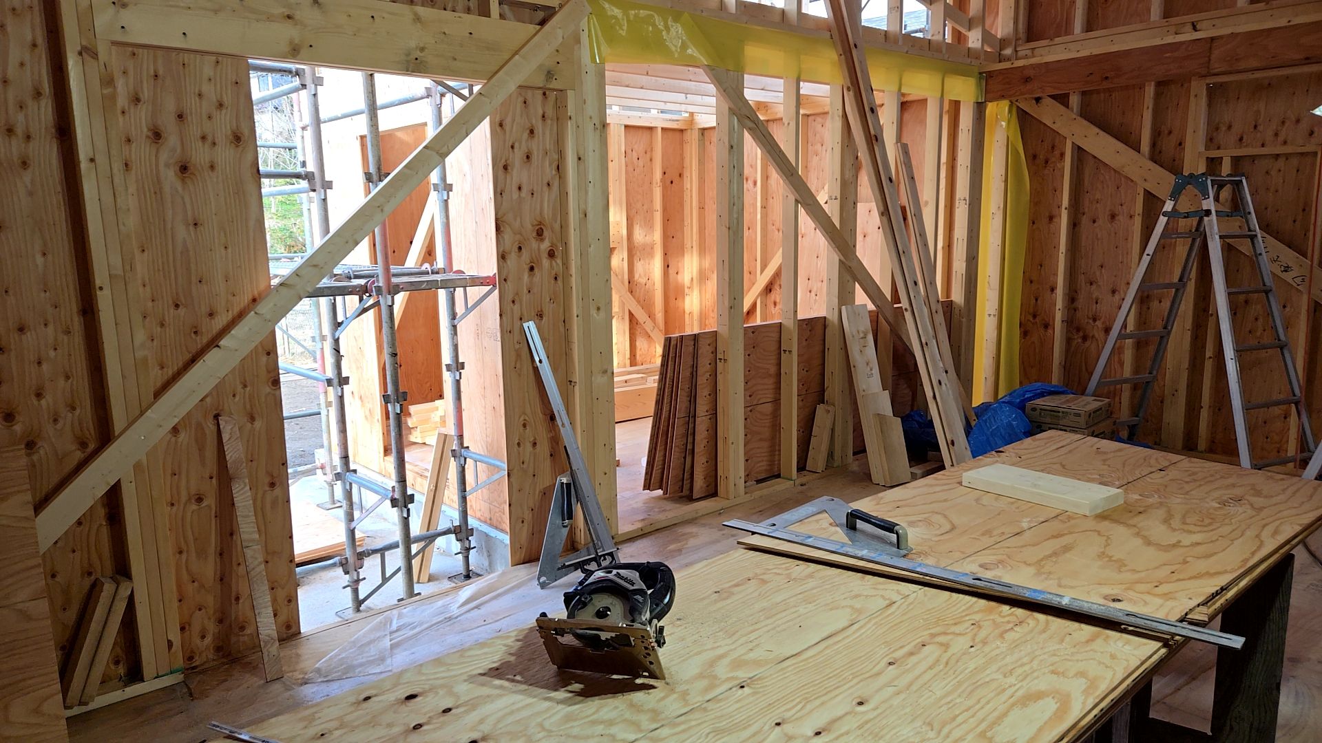 現場内は作業を進めつつ、きれいに整頓を行っています。