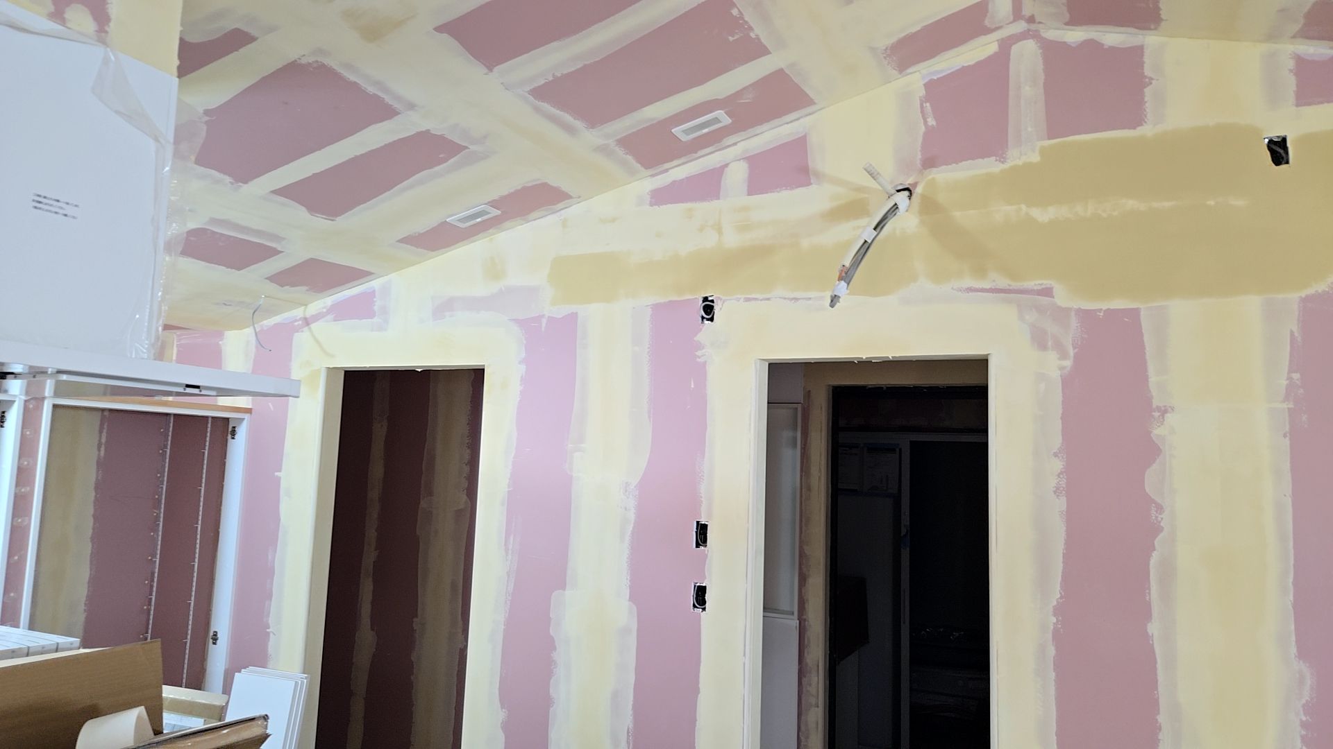 引き続き、内装業者によるパテ掛け後のペーパー掛けが進められております。