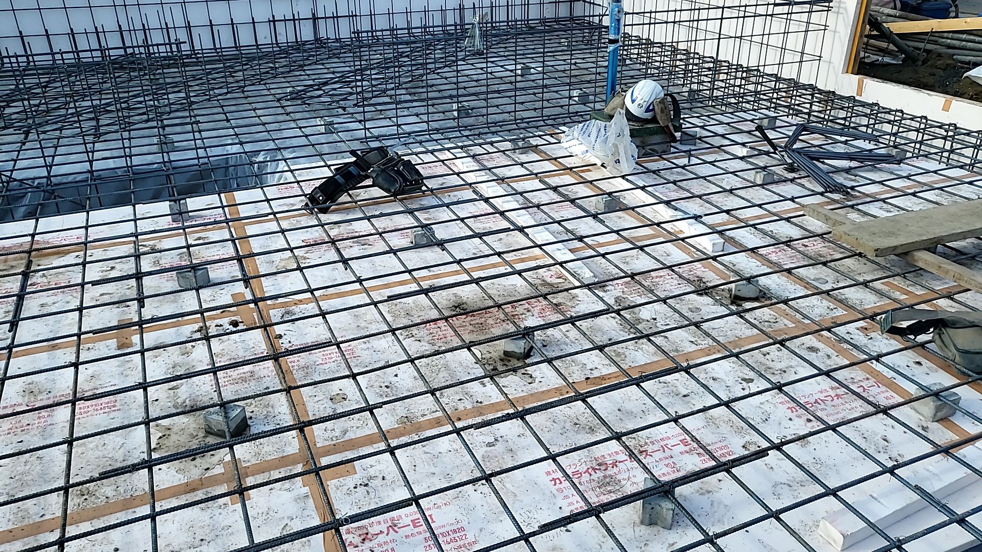 安全対策に気を配りながら作業を進めております。