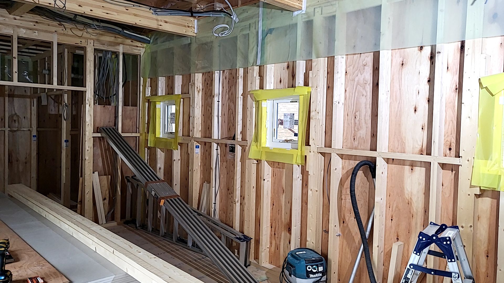 図面を確認しながら、丁寧に作業を進めております。