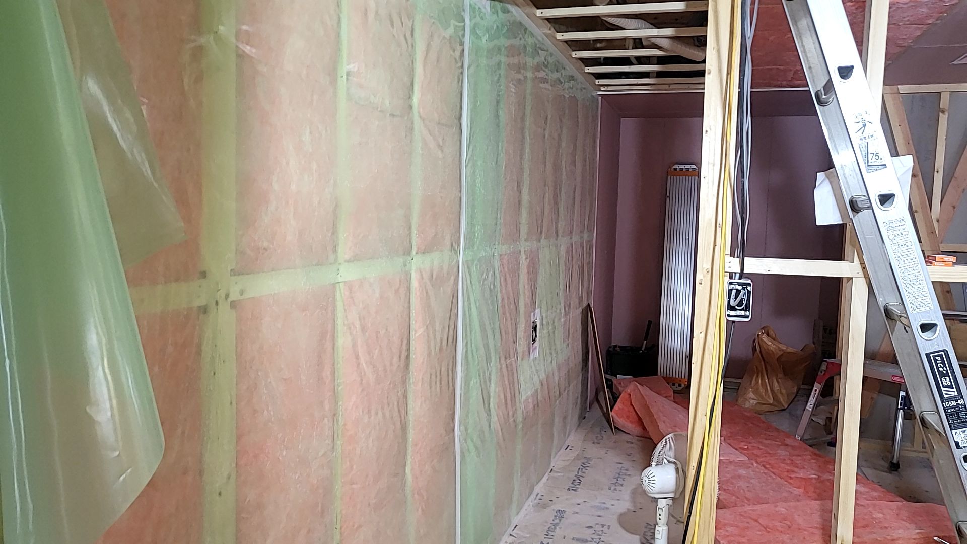 断熱材の充填工事が終了いたしました。