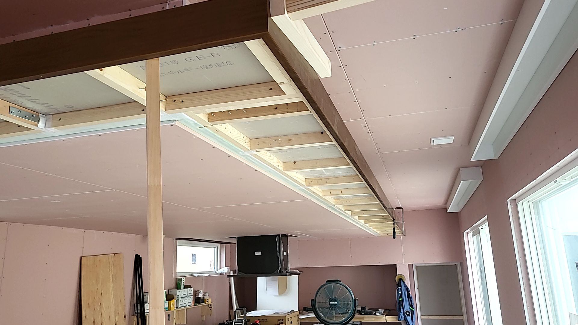 引き続き内部造作工事が進められております。