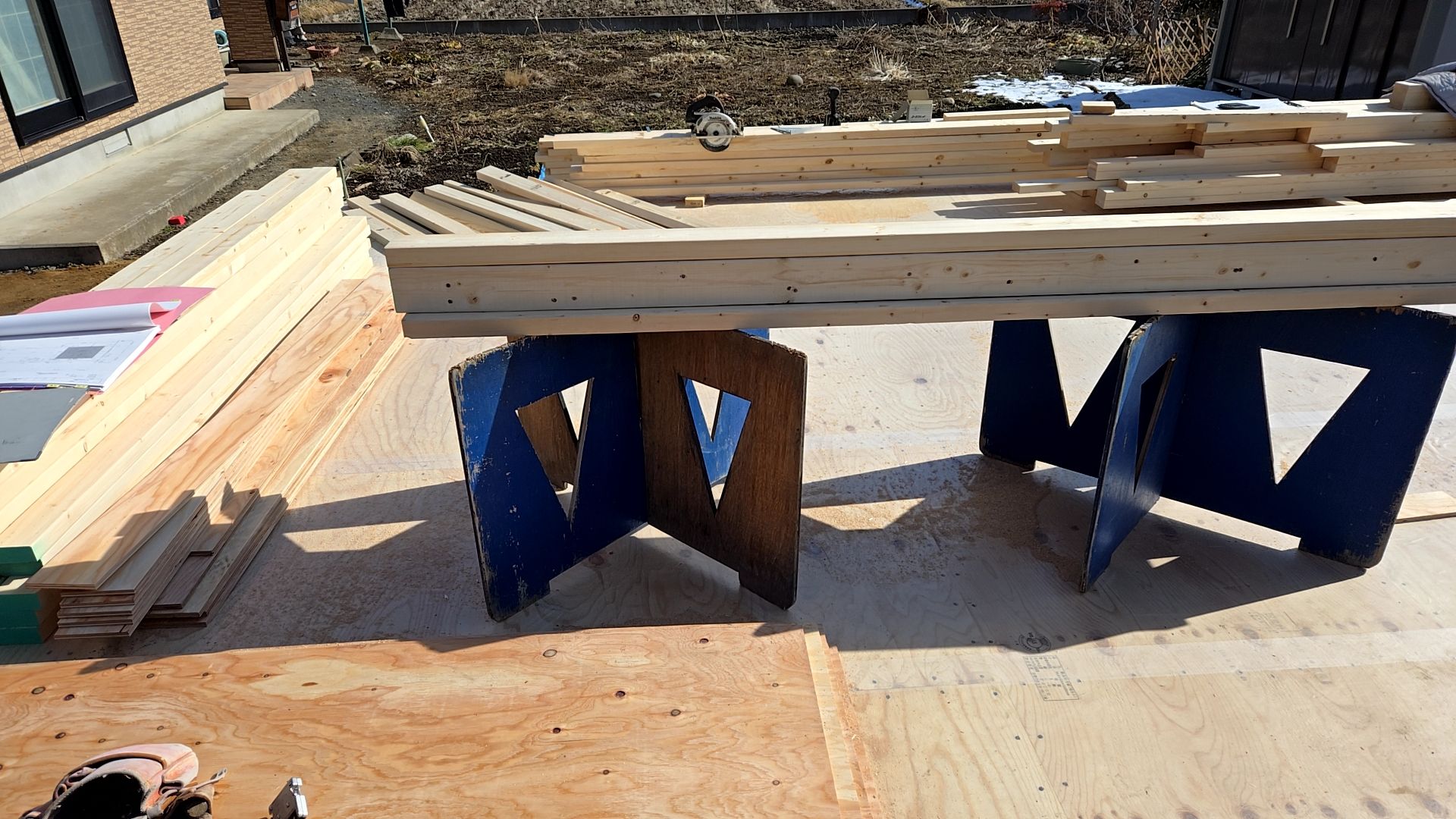 釘の種類・間隔に注意して柱を組み合わせていきます。