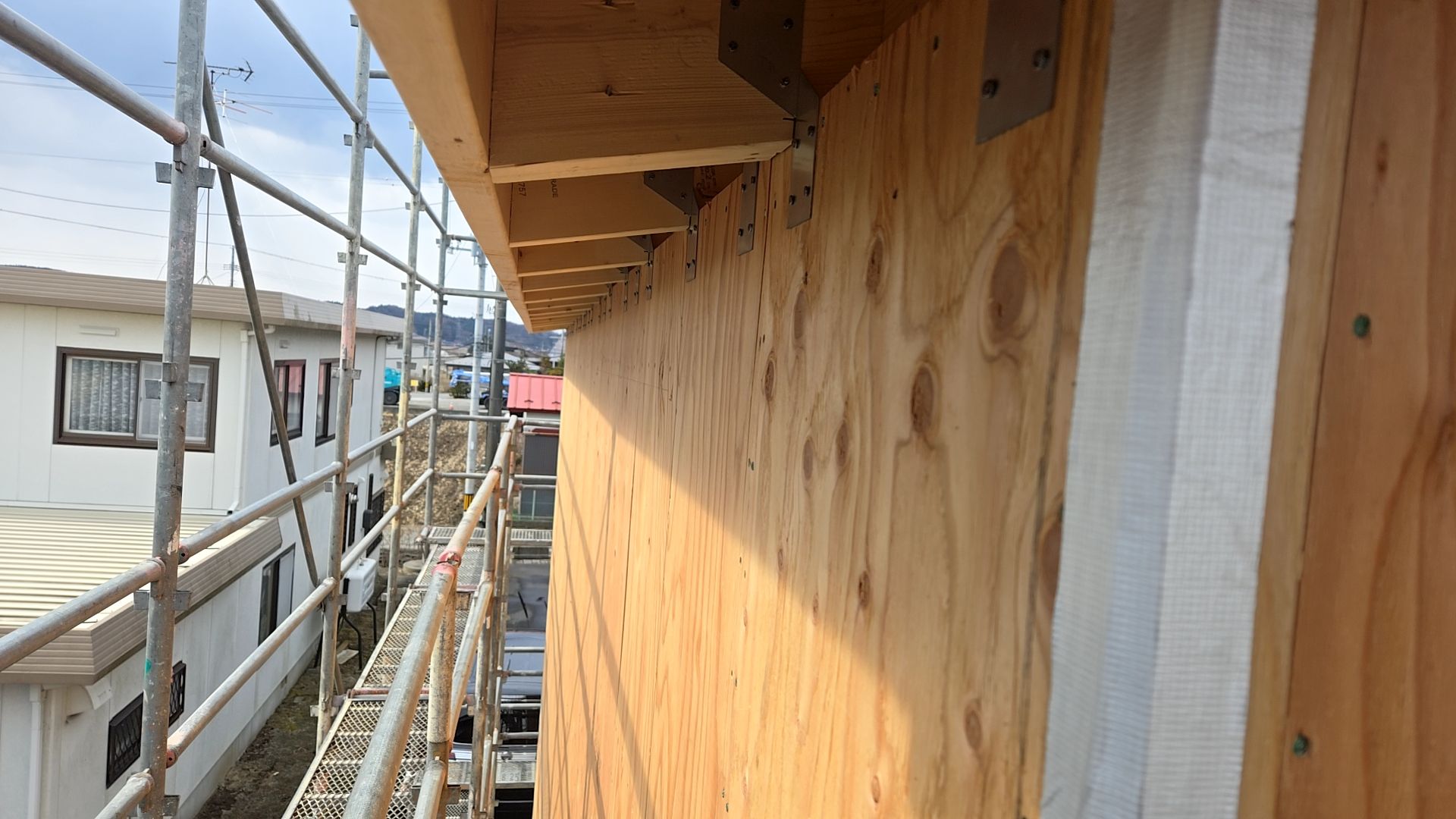 図面を確認し、正確に金物を取り付けていきます。