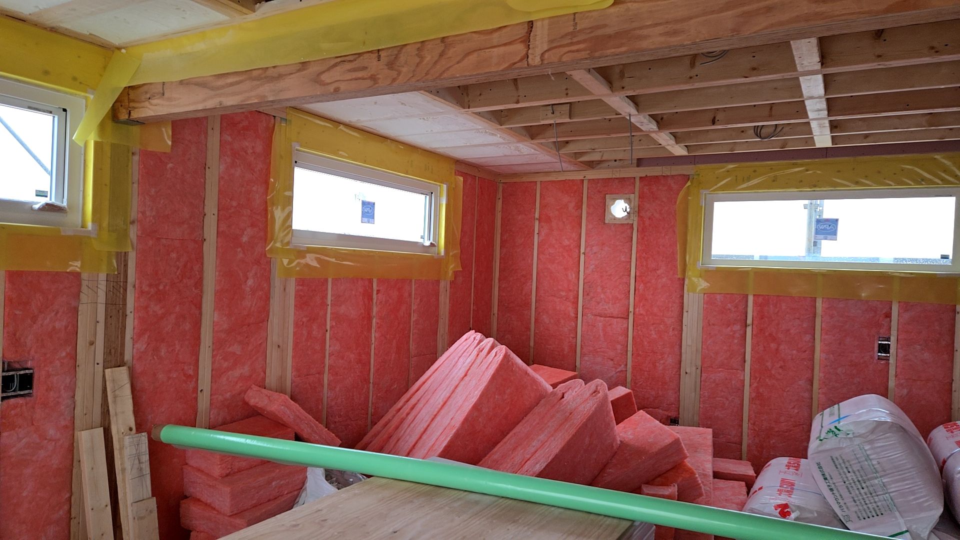 2Fの断熱充填工事の様子です。