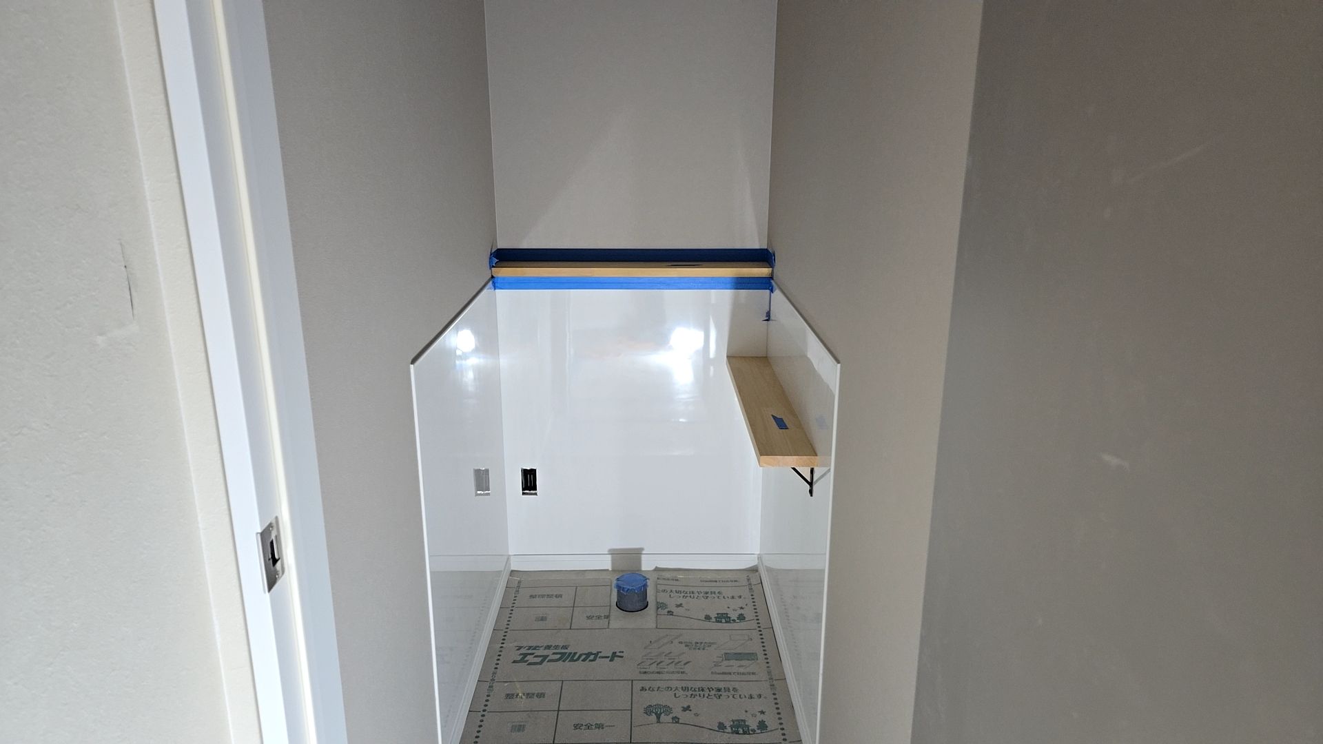 建築による化粧パネル貼りが行われておりました。