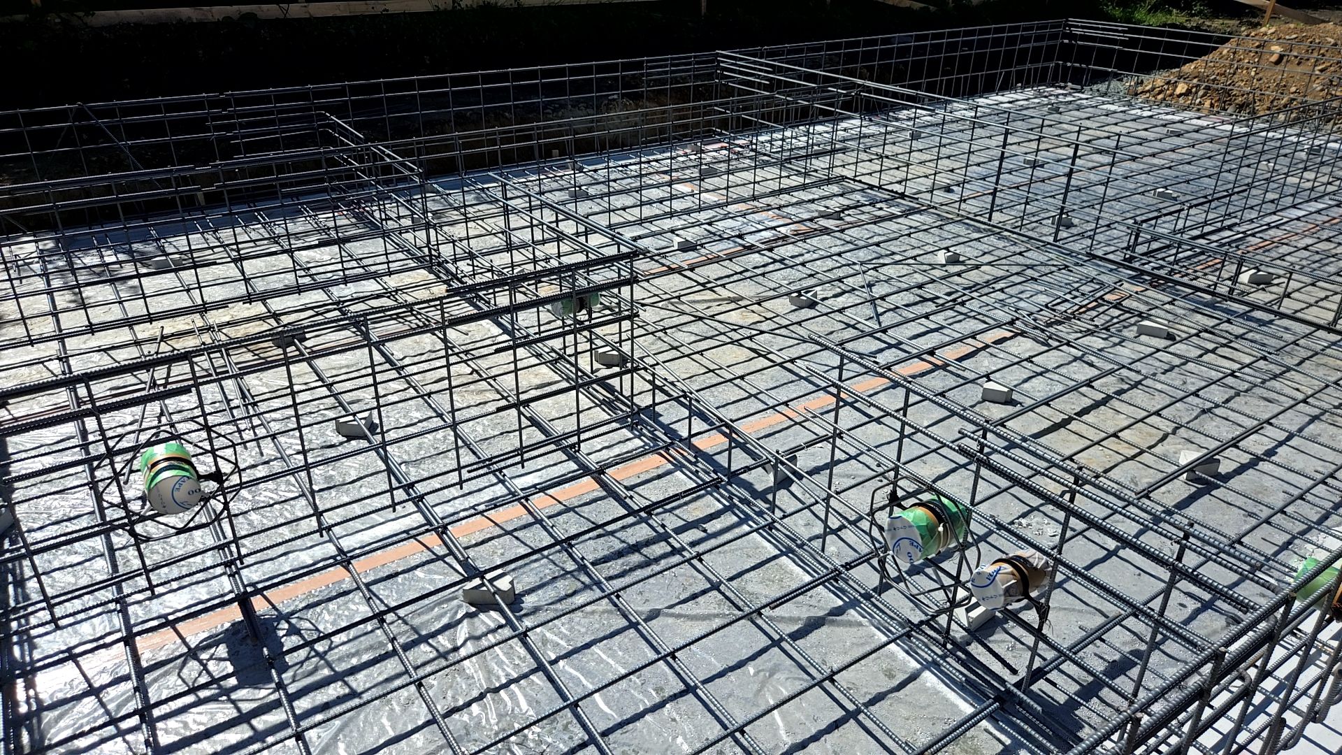 配筋する間隔・径に注意しながら作業を進めております。