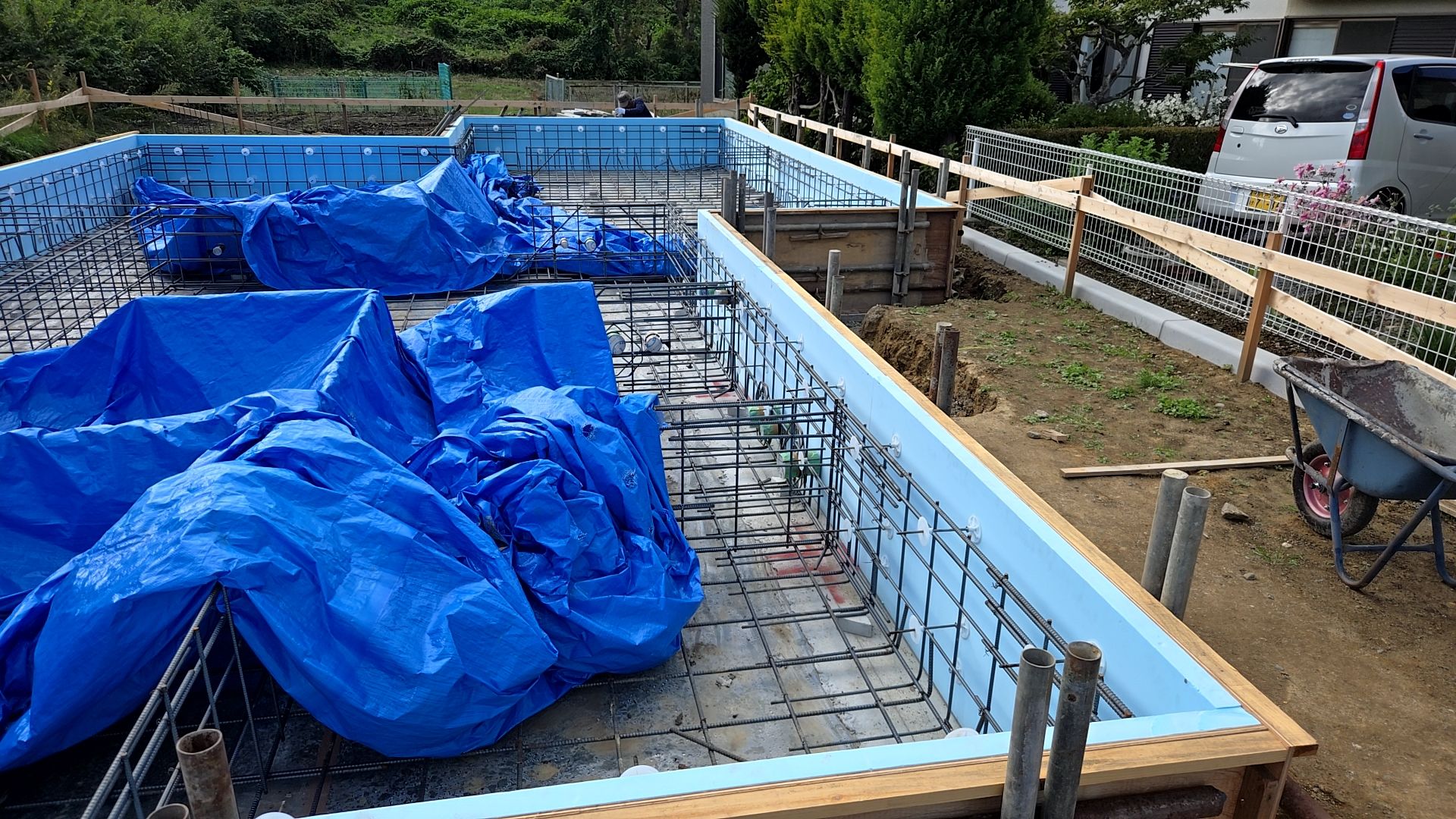 断熱材にキズなどを付けないよう丁寧に作業を進めています。