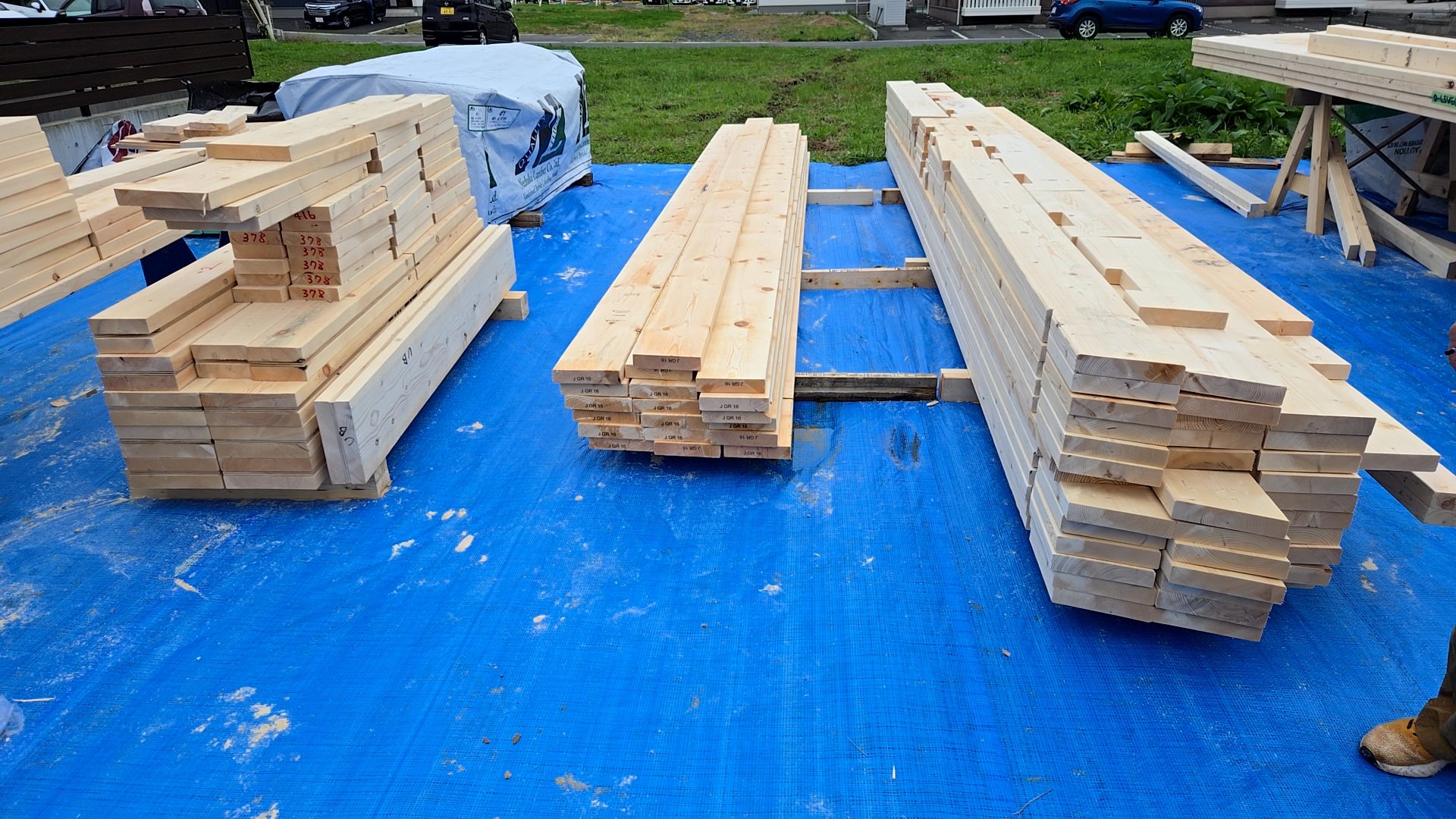 図面を確認しながら間違いのないよう作業を進めております。