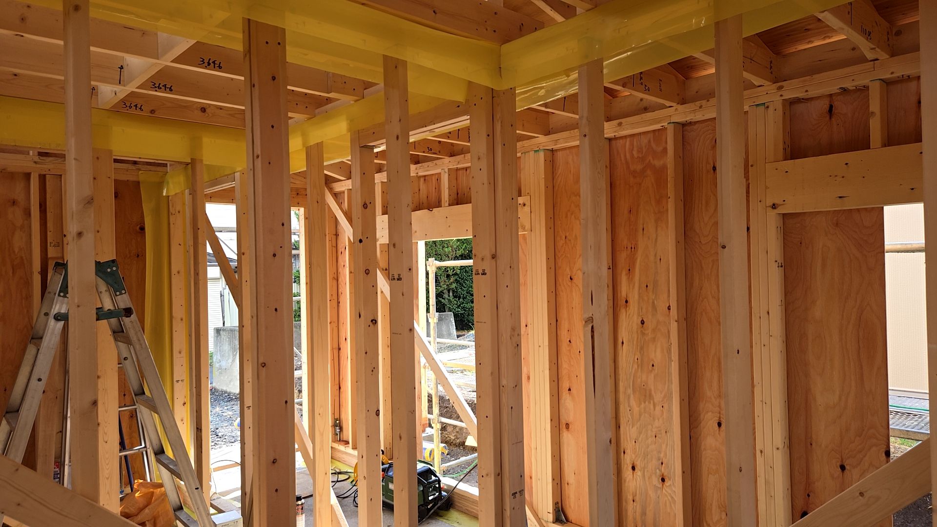 内部建て枠組みが行われている様子です。