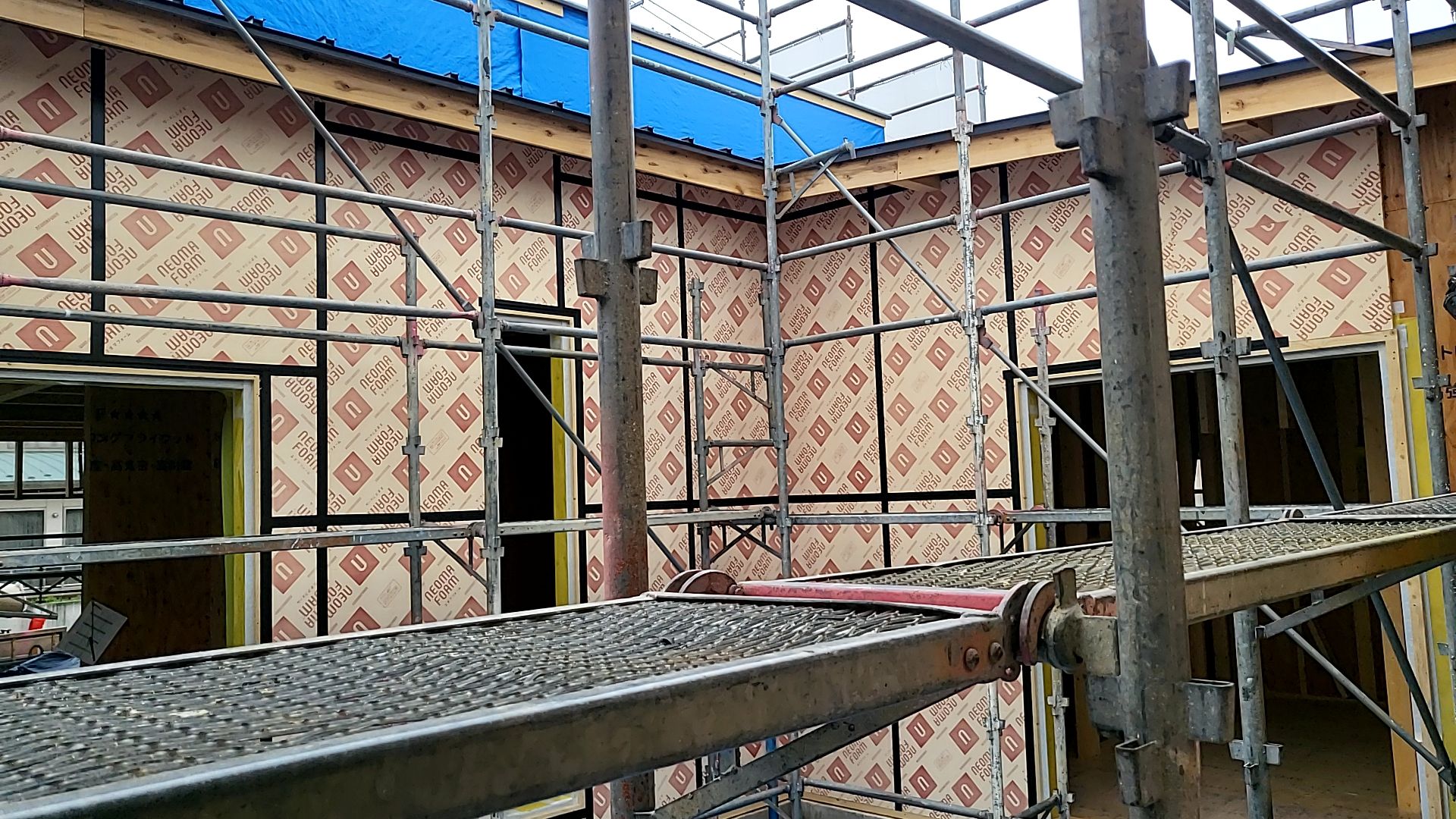 外周の外断熱張りを行っている様子です。