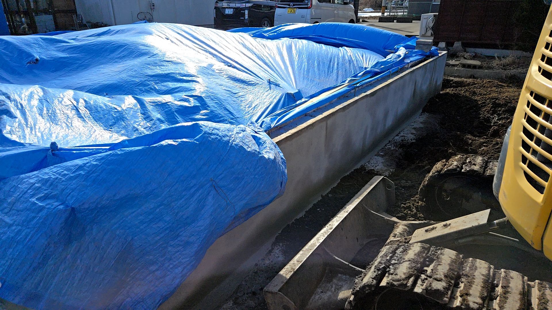 埋め戻し作業が進められている様子です。