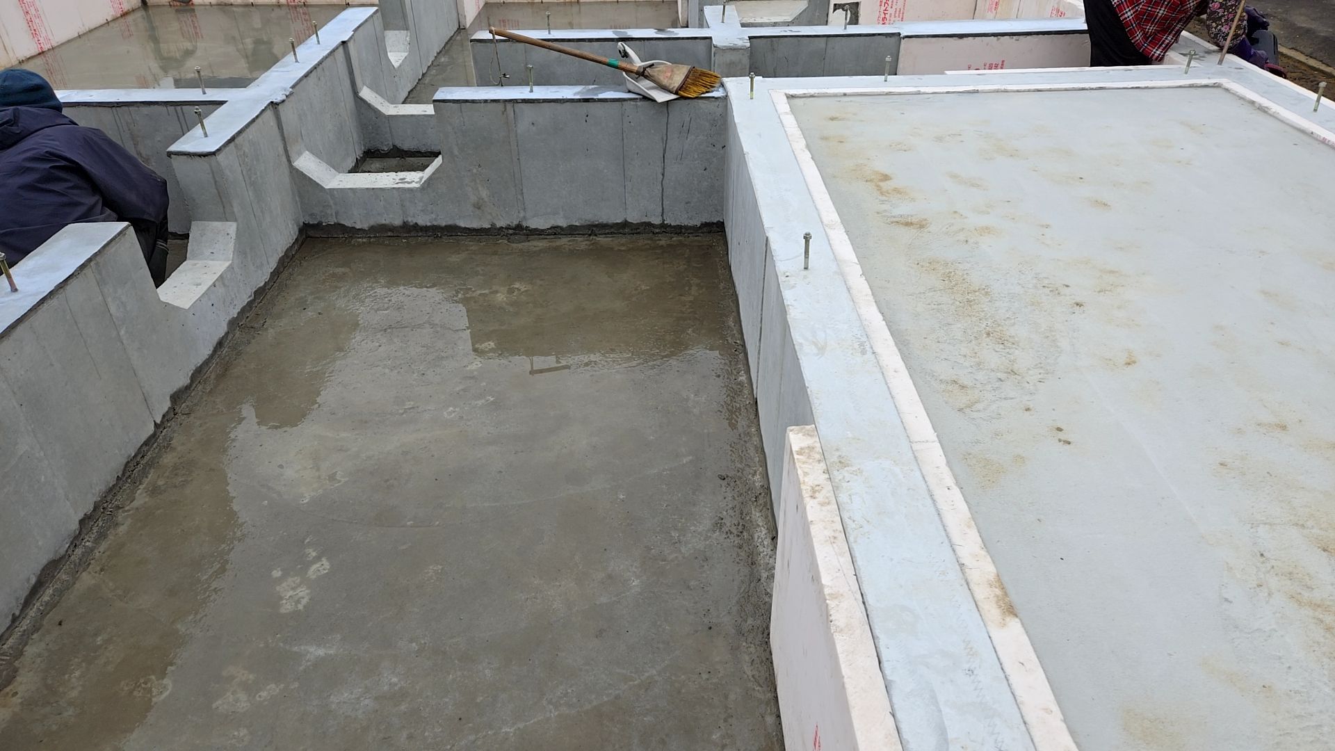 基礎の内部が汚れてしまったため、清掃を行っております。