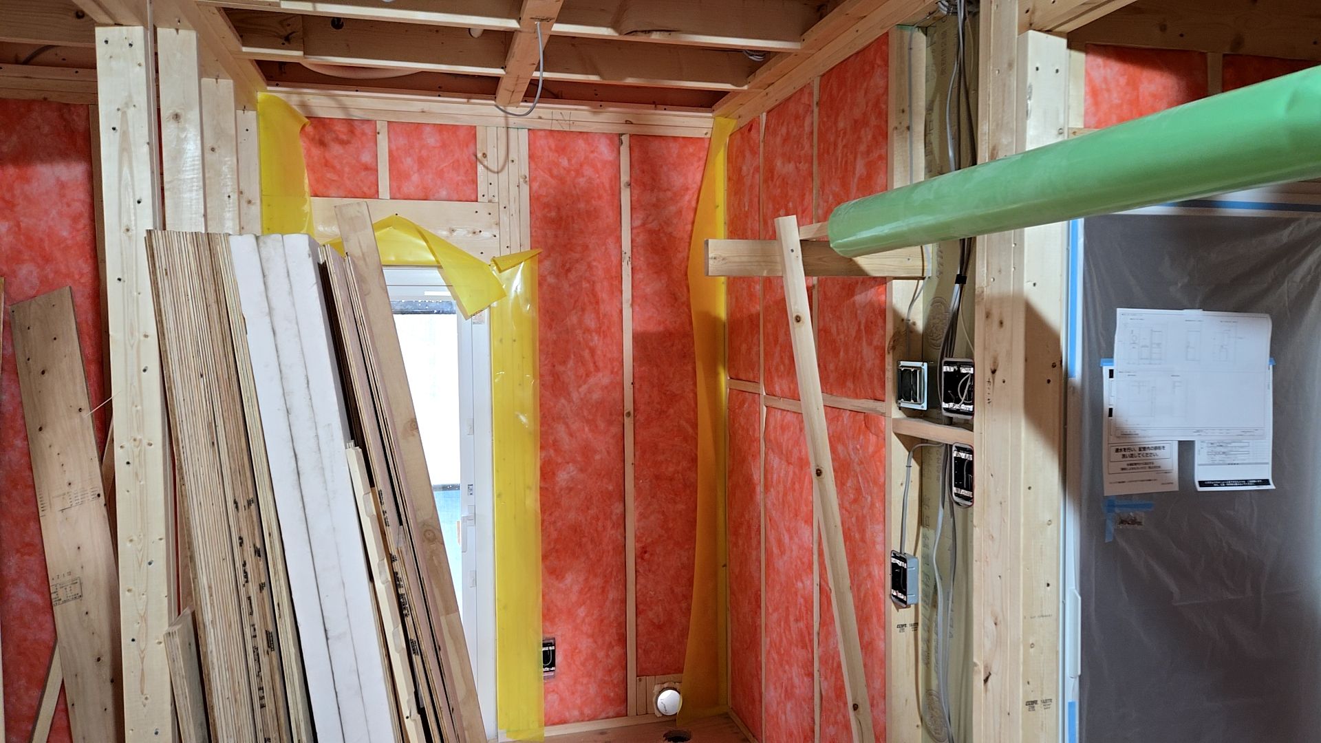 現場内をきれいに片付けながら、作業を行っております。