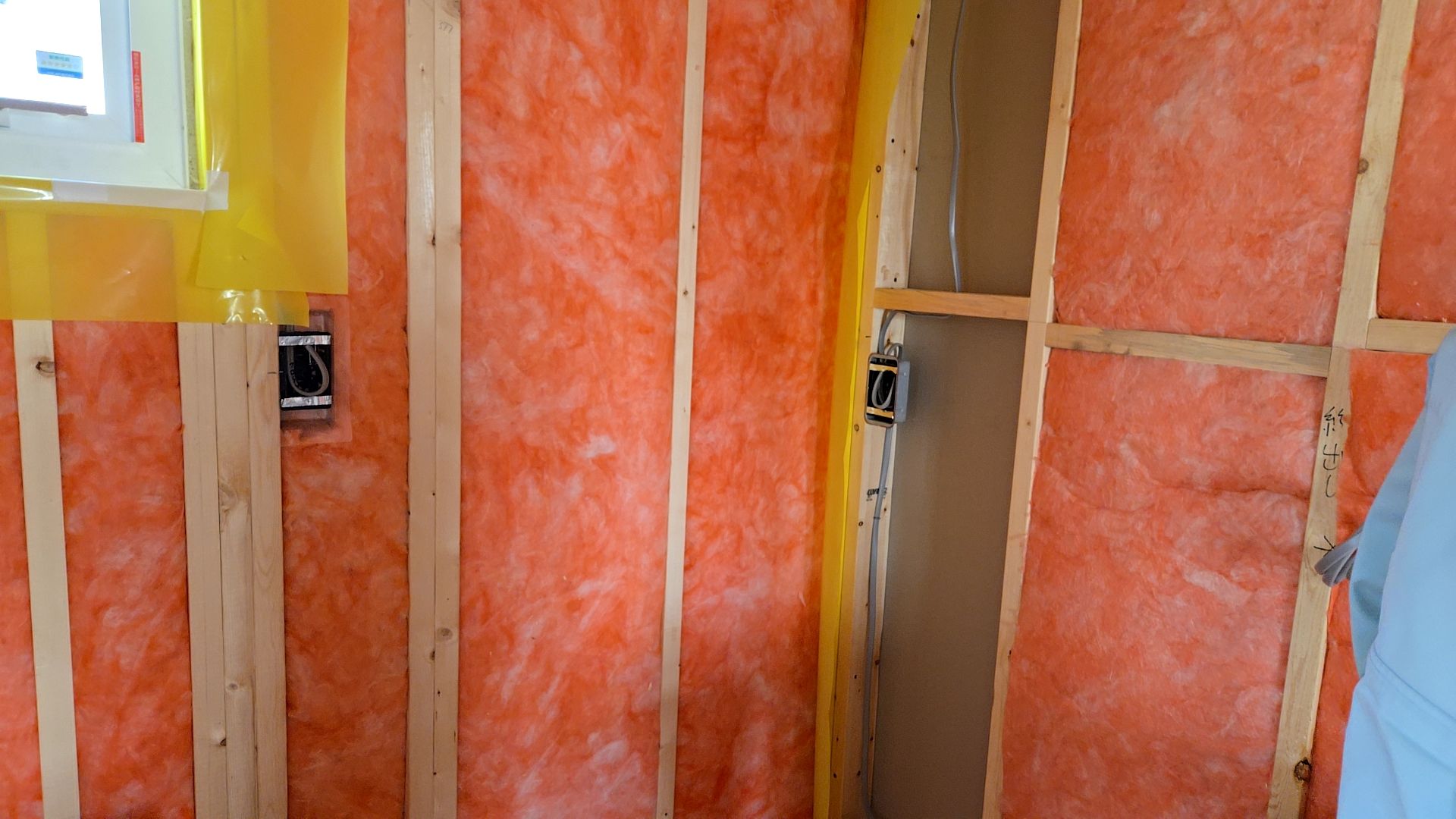 引き続き断熱材の充填工事が進められております。