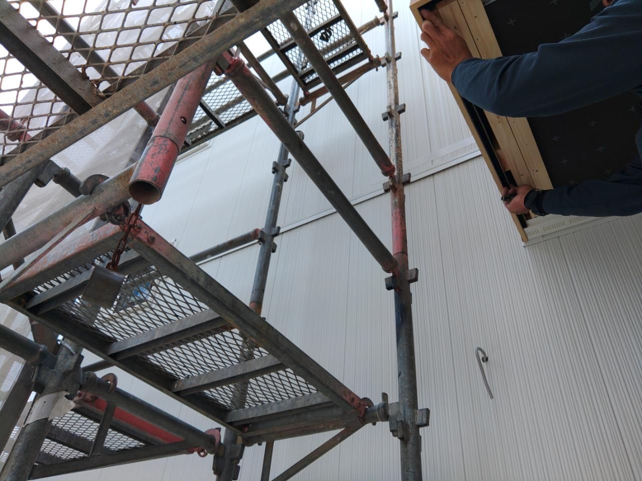 高所作業のため、安全には十分注意し施工を行っております。