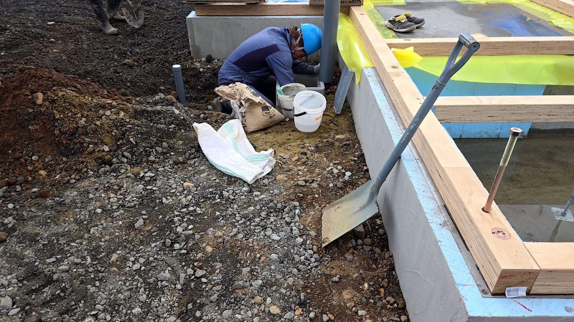 外部配管工事が進められている様子です。