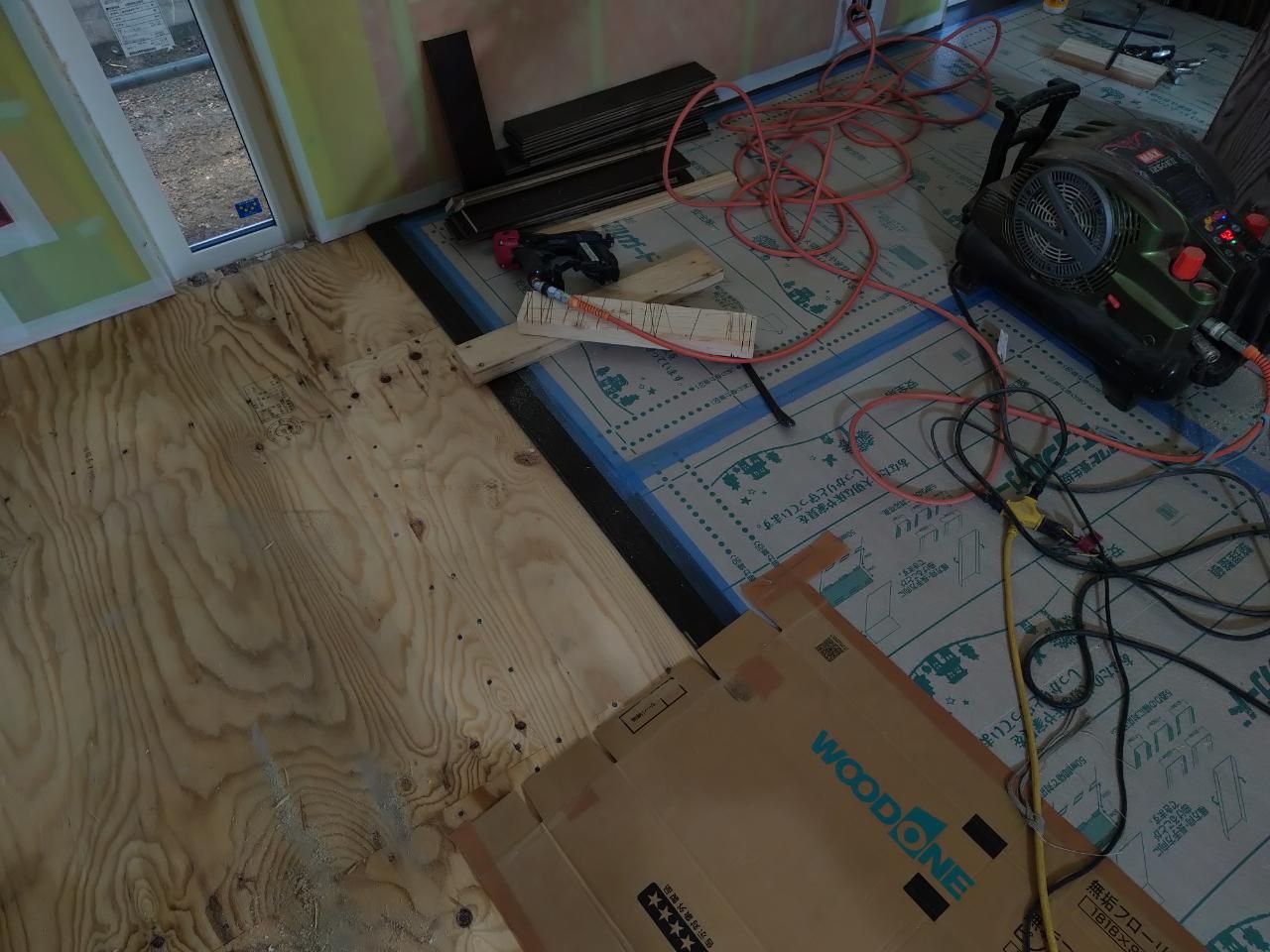 引き続き建築による床のフロアー貼りが進められております。キズや汚れを付けないよう丁寧に作業を進めています。