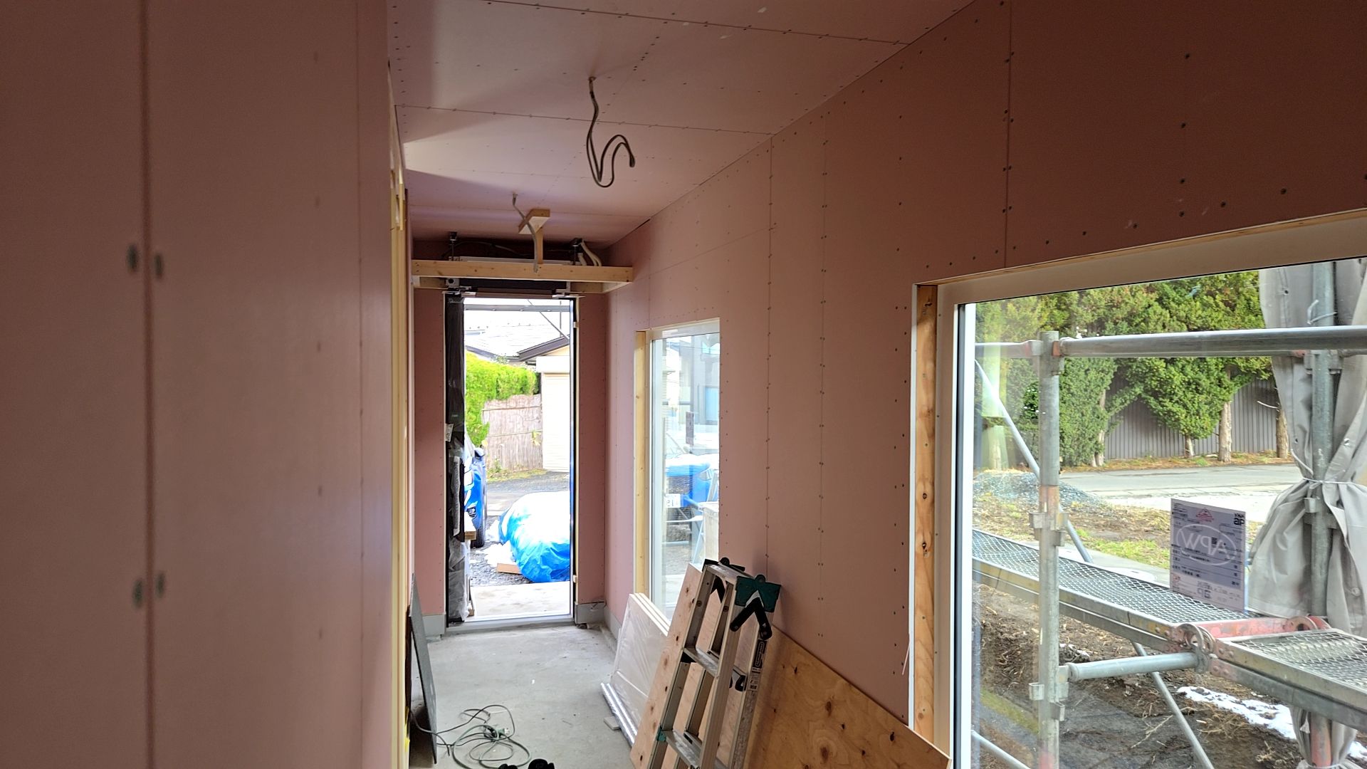 空調業者による天カセエアコンの設置が行われていきます。図面を確認し位置など間違いのないよう設置していきます。