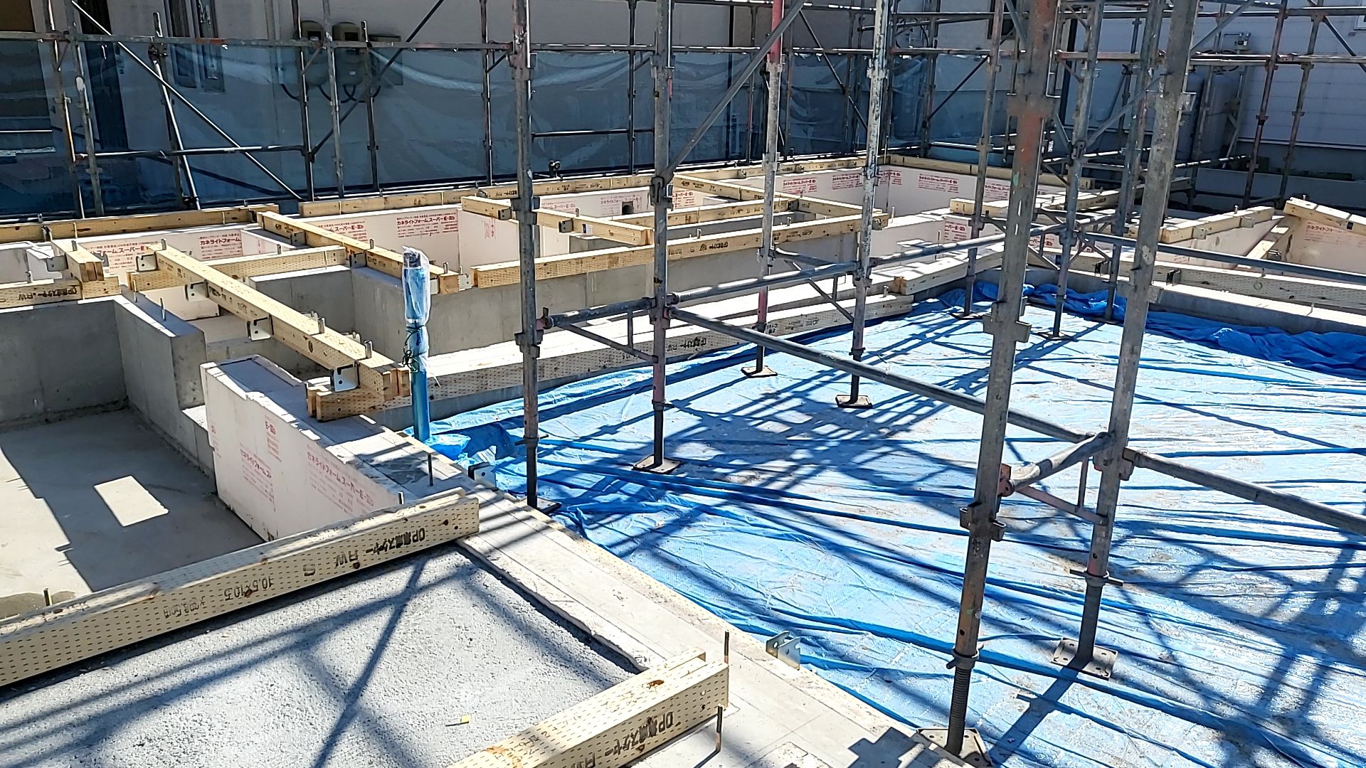 土台が並べられている様子です。