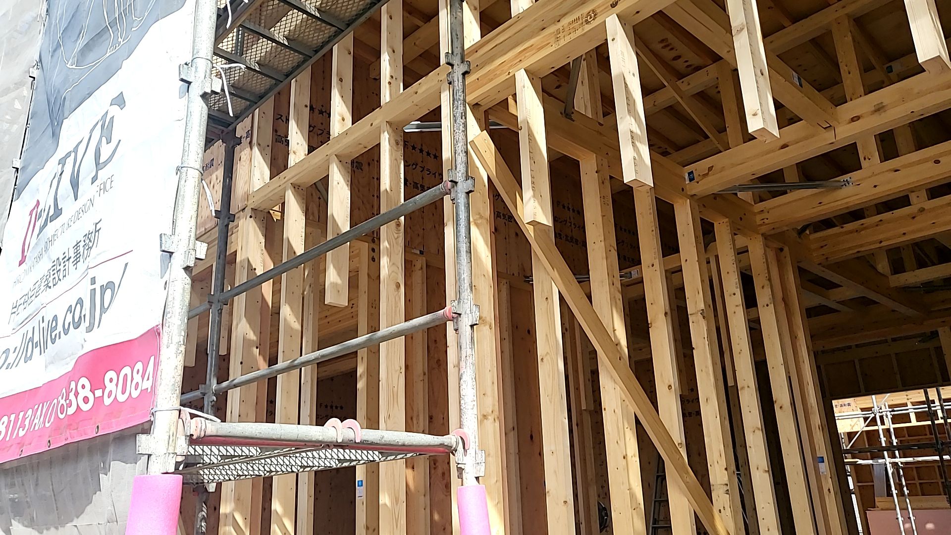 釘の間隔・仕様を確認しながら作業を進めております。