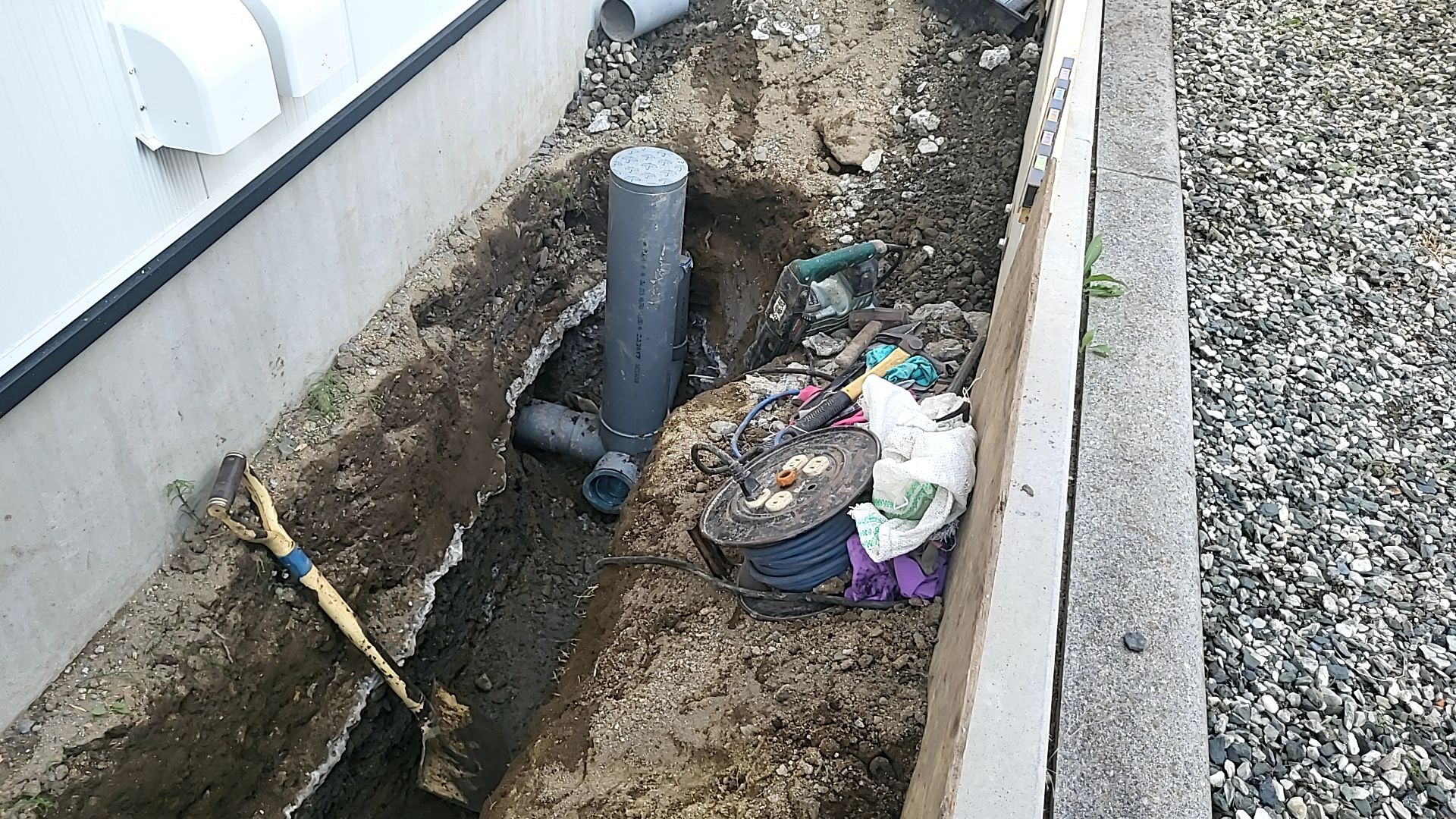 外部配管工事が行われている様子です。