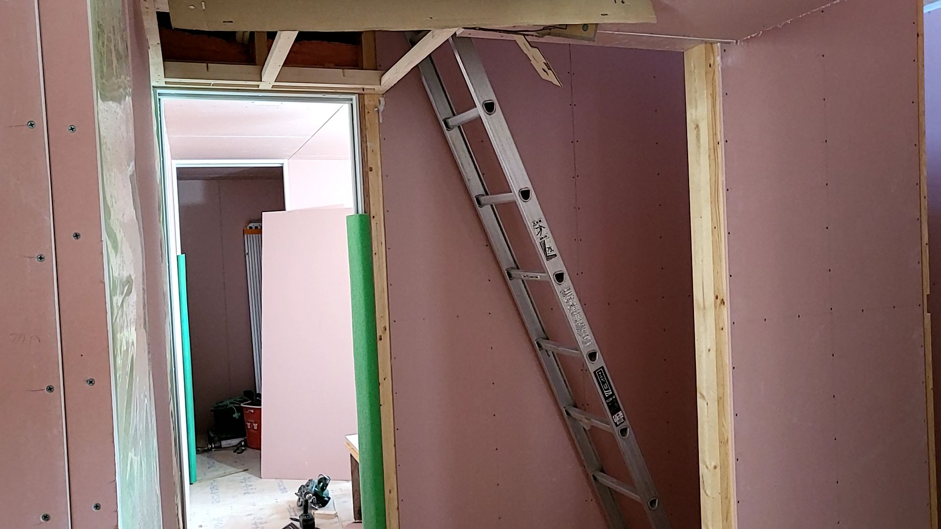 こちらも引き続き、建築による内部造作工事が進められております。