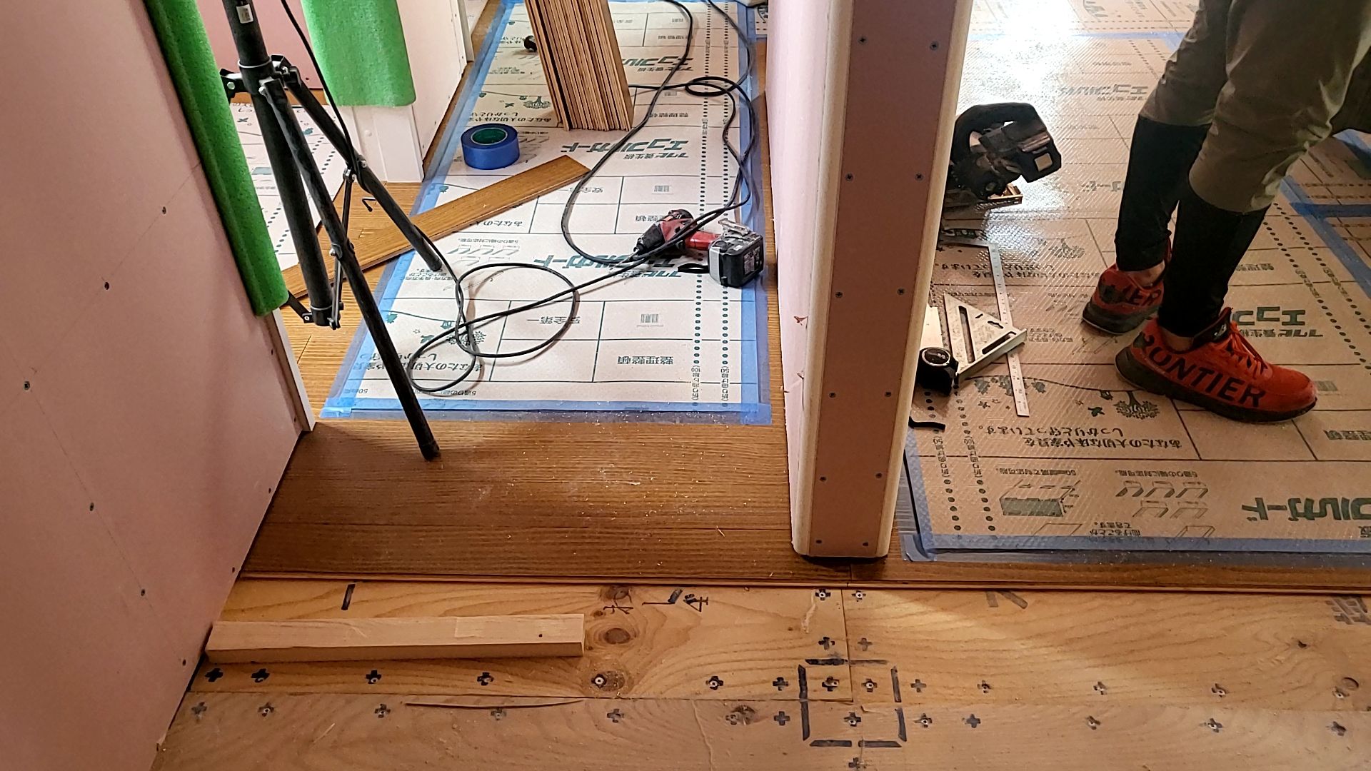 フロア張りの様子です。