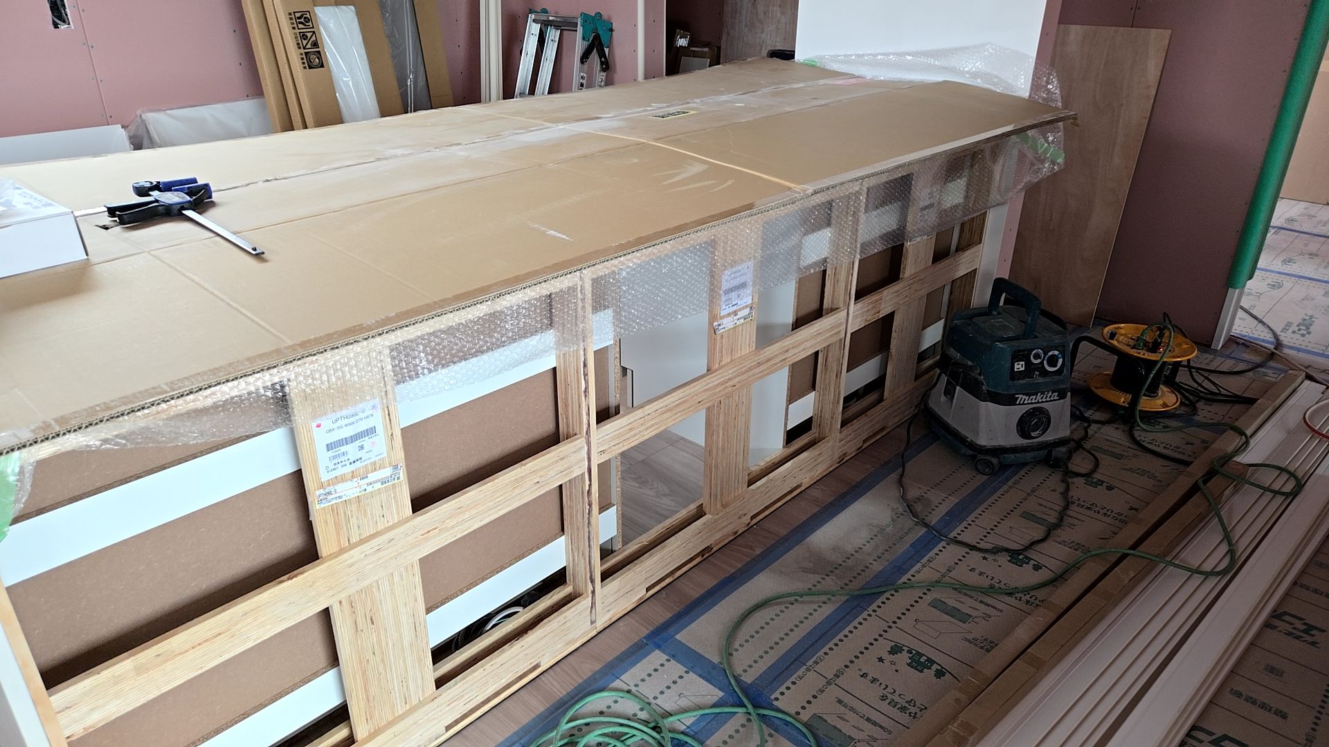 キッチンが搬入された様子です。