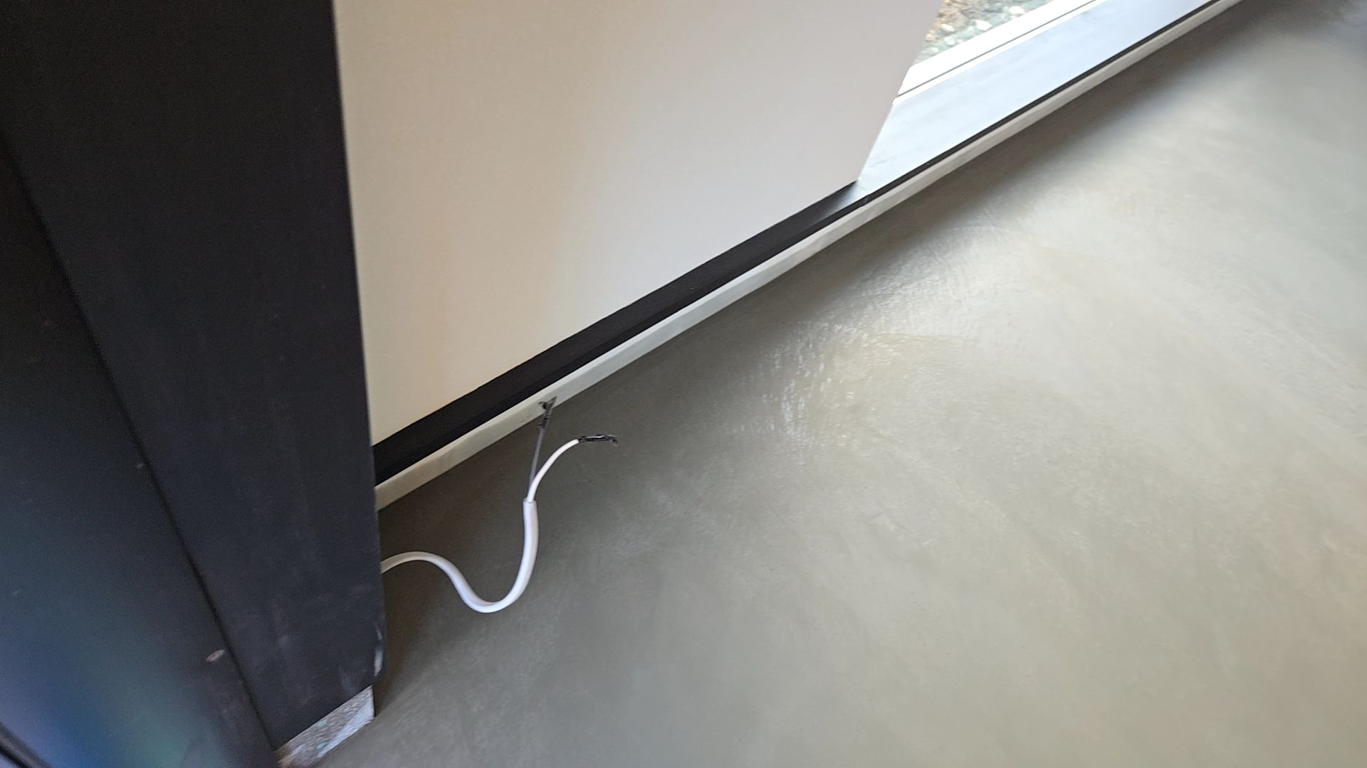 左官業者による土間モルタル塗りの仕上げが行われております。