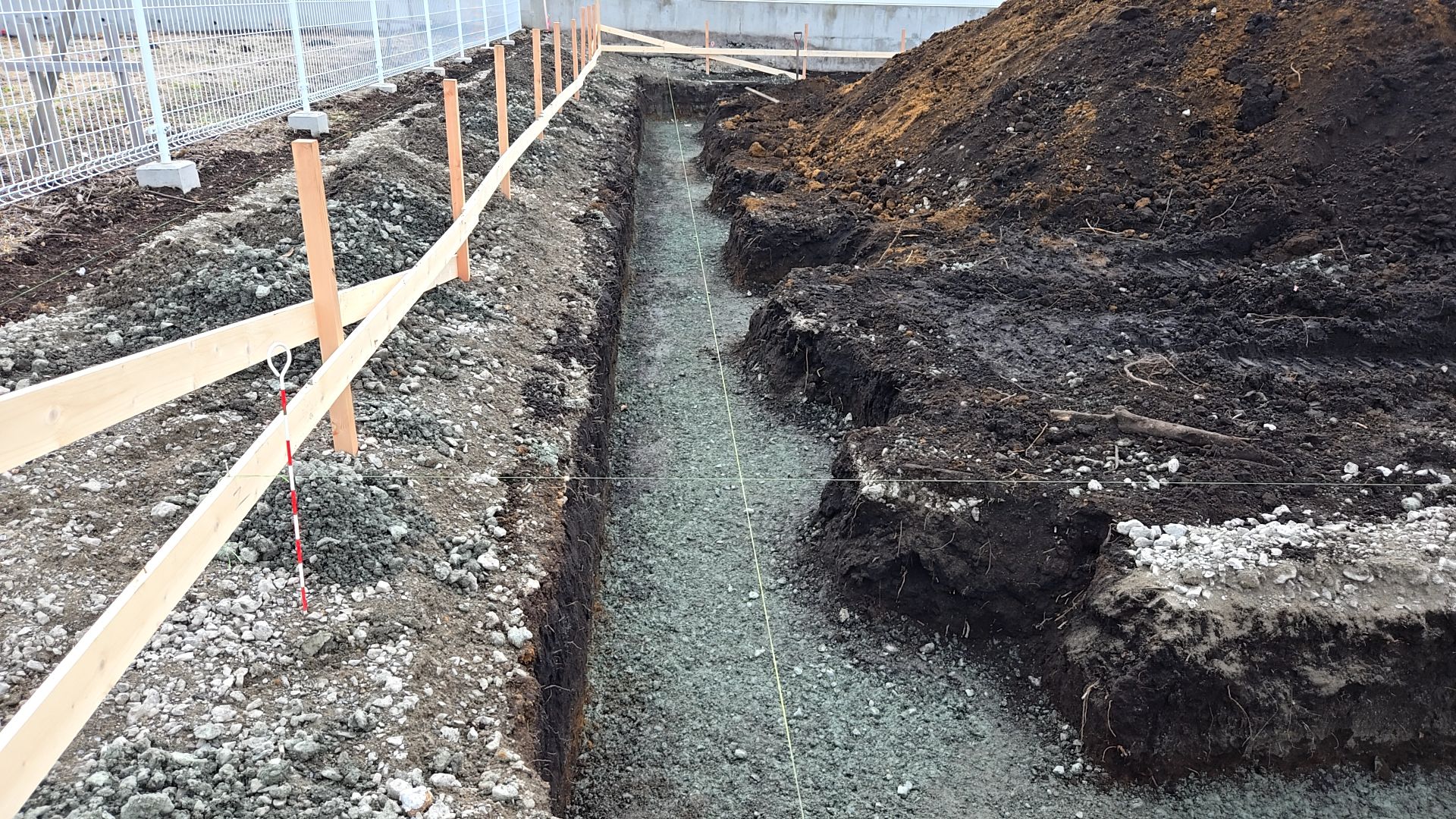 建物の芯を確認し施工を行っております。