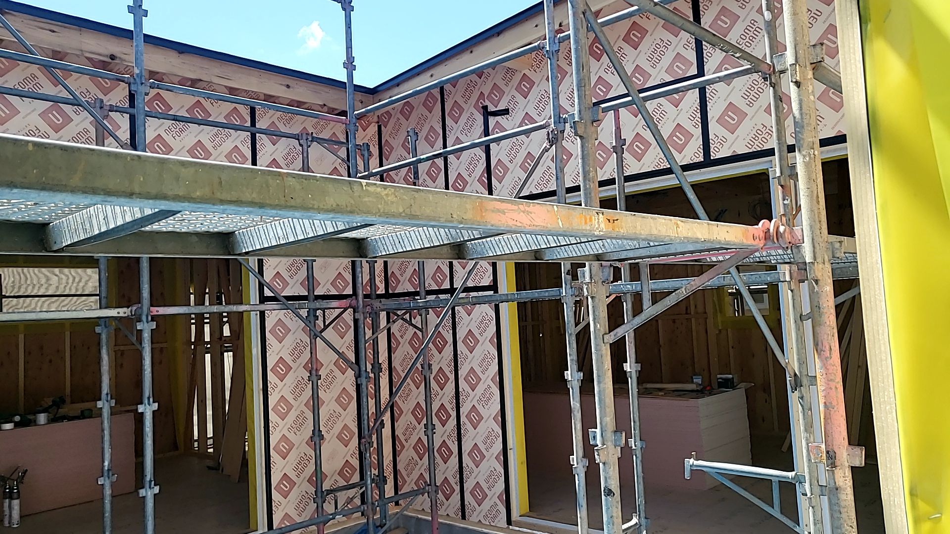 昨日に引き続き外断熱を張っております。