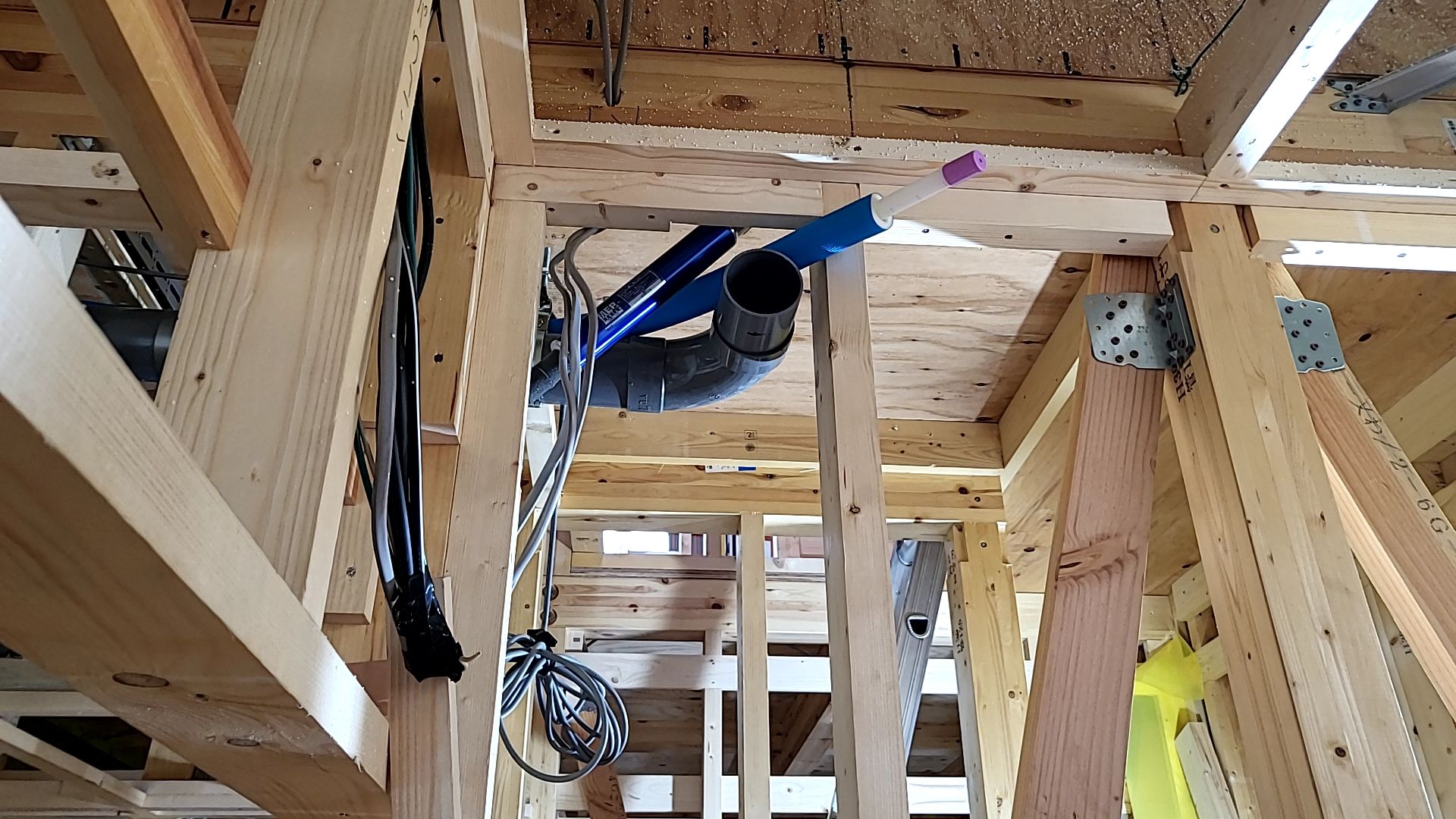 壁の下地造作工事を行っております。