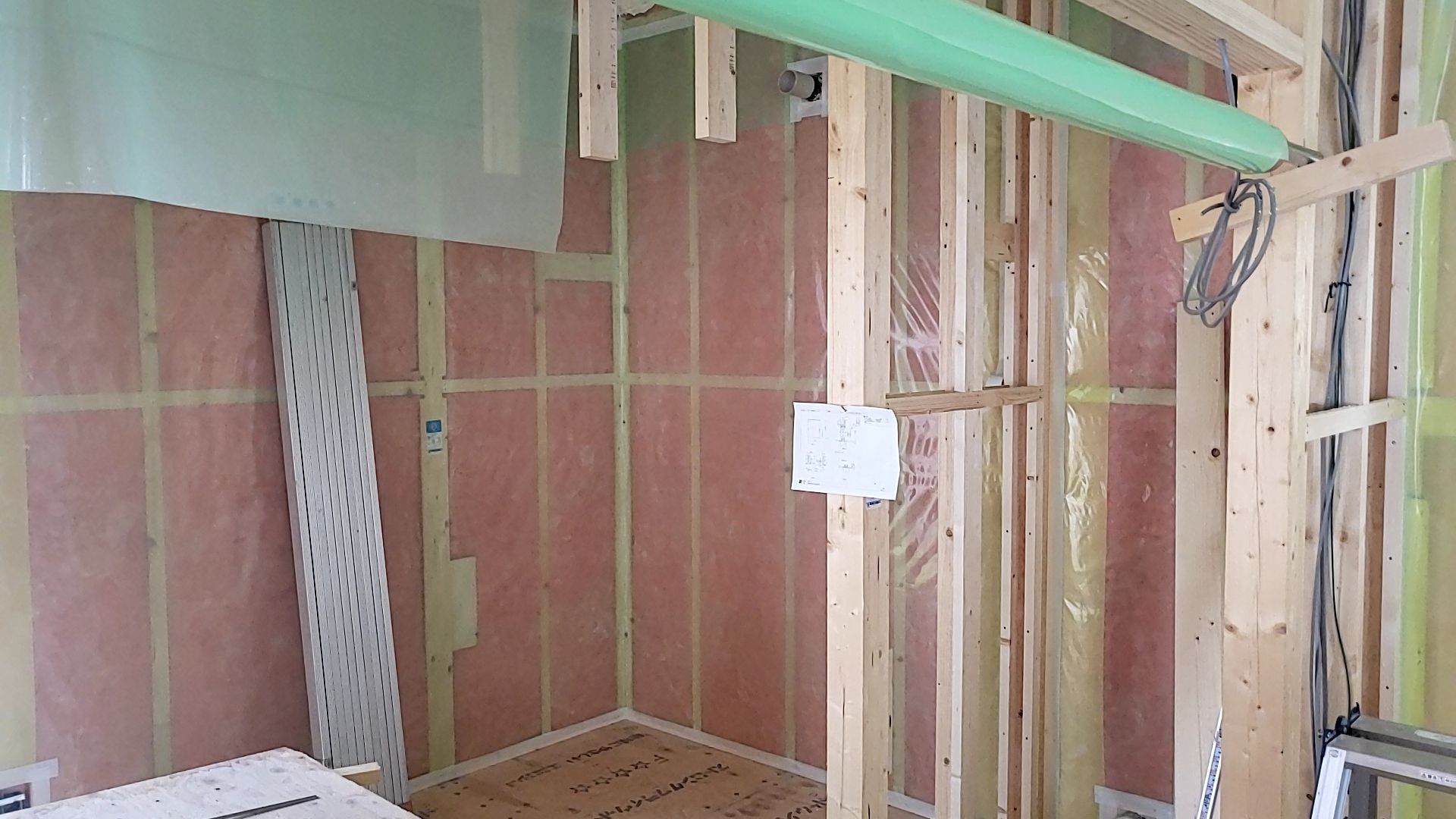 断熱材の充填工事が行われました。隙間のないよう丁寧に充填作業を行っております。