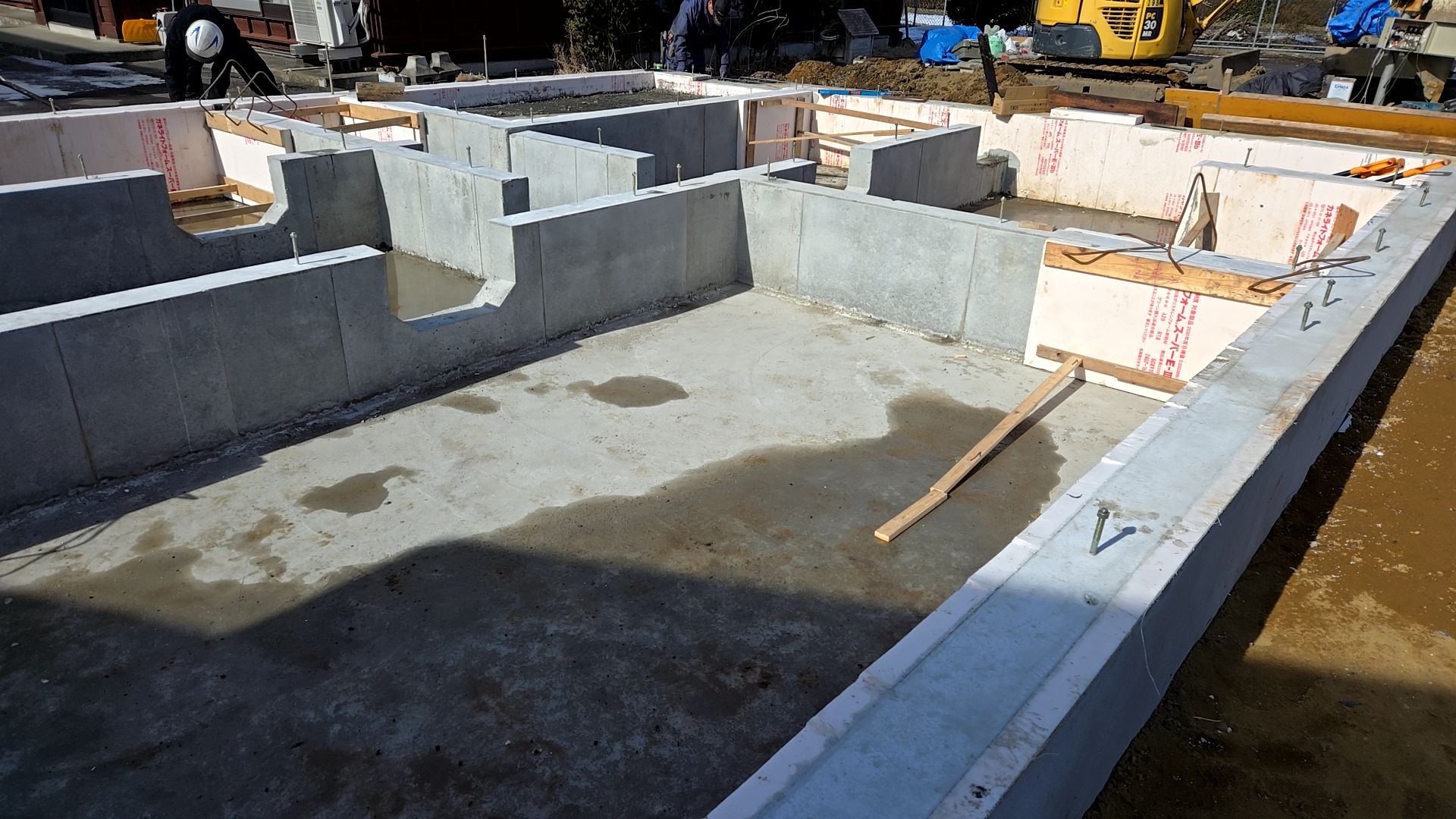 機械台部分の鉄筋組みが行われている様子です。