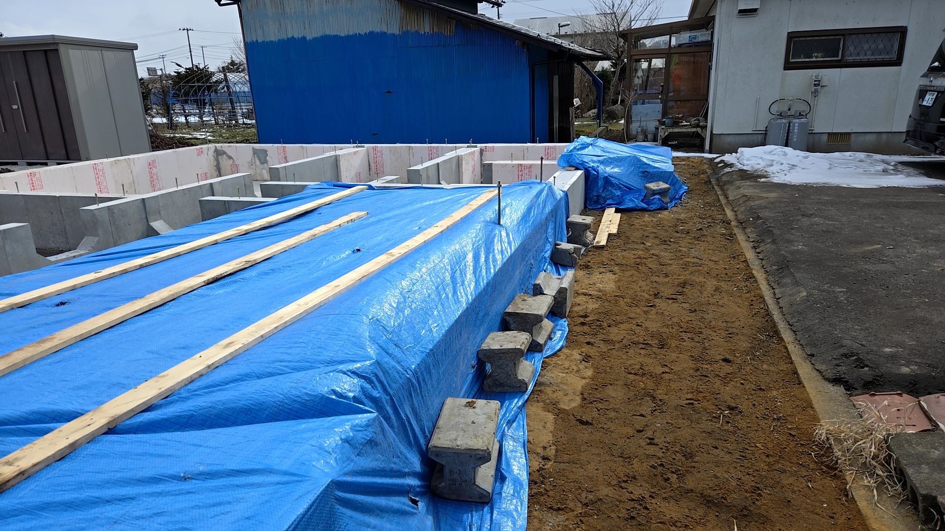 コンクリート打設後の養生が行われております。