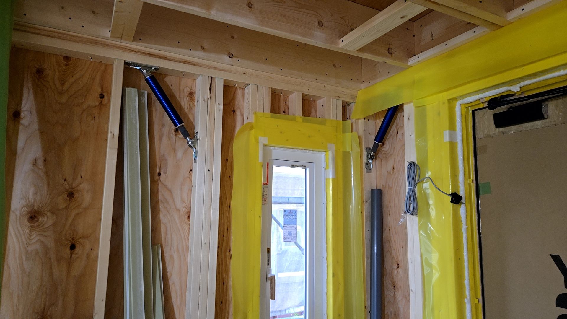 弊社オリジナルの制振ダンパーの取付けが行われております。これは、地震の揺れを和らげる働きをするものです。