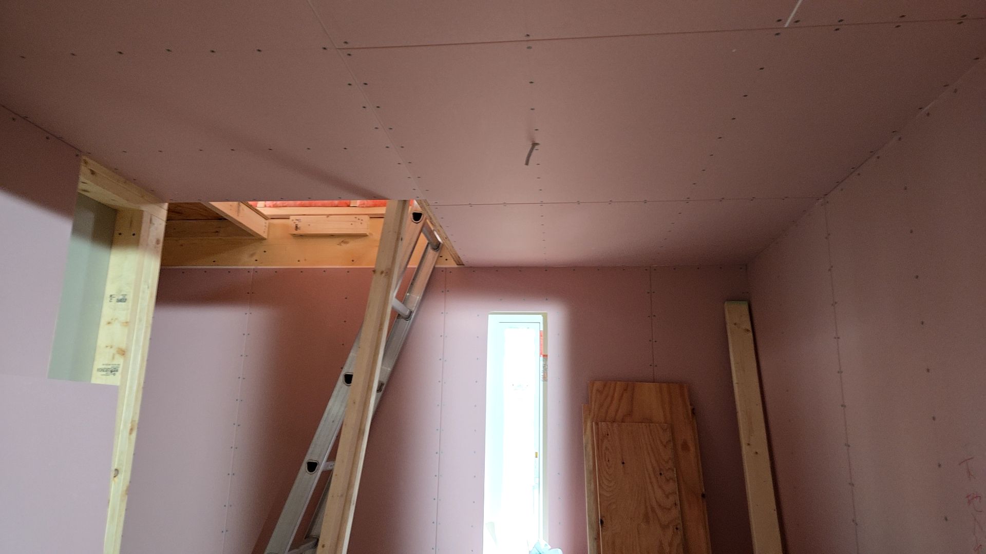 図面・仕様を確認しながら安全に作業を進めています。