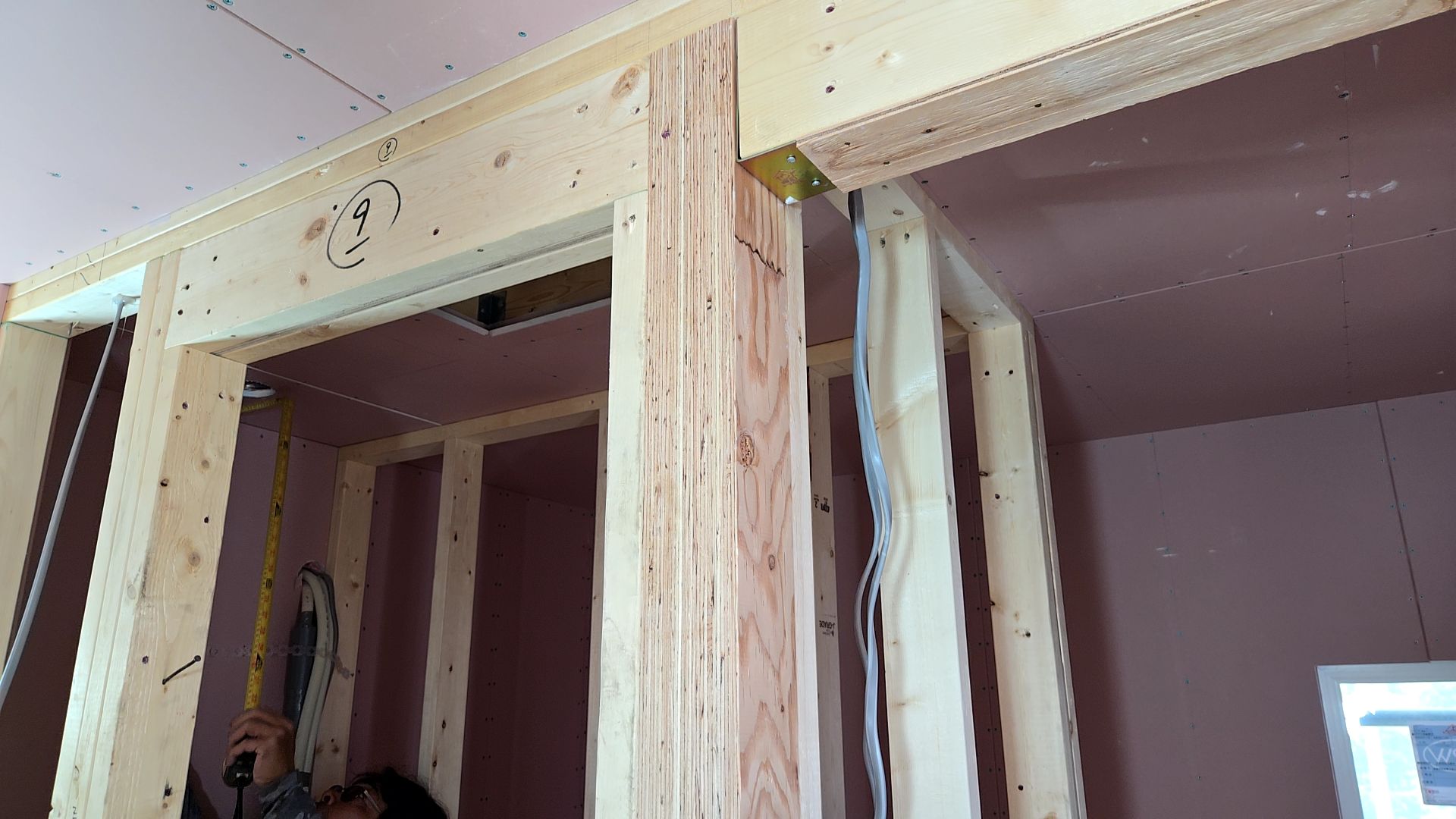 図面・仕様を確認しながら、丁寧に施工をしています。