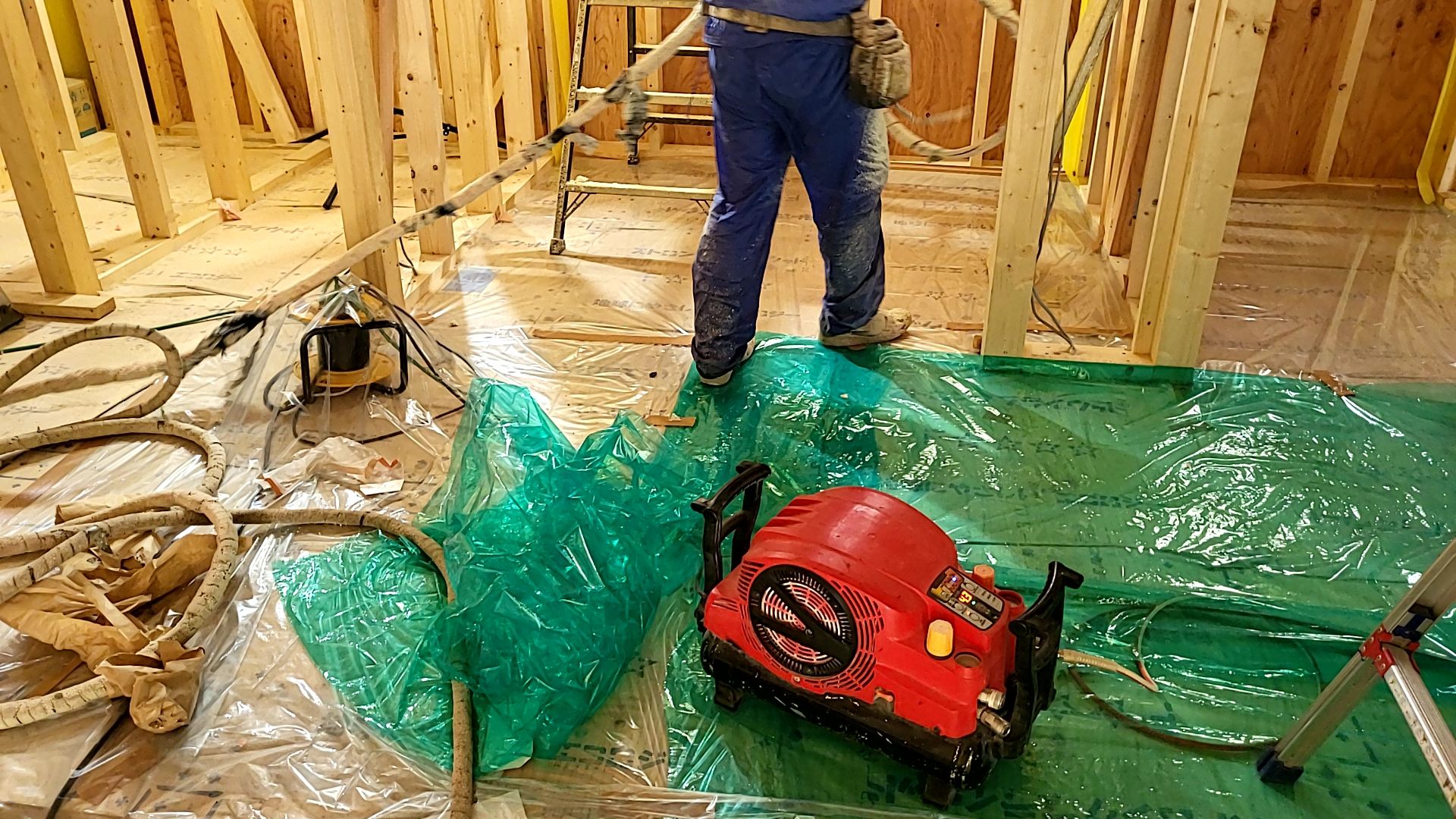 断熱の吹付工事の様子です。