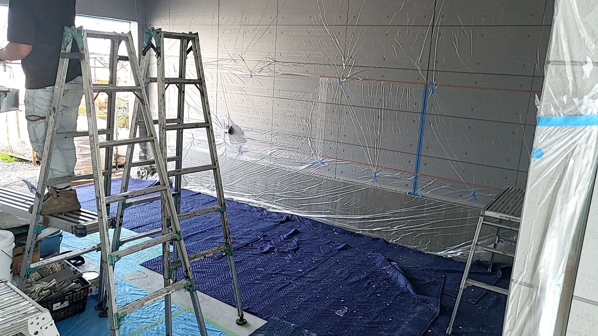 ガレージ部分の軒天塗装が行われている様子です。