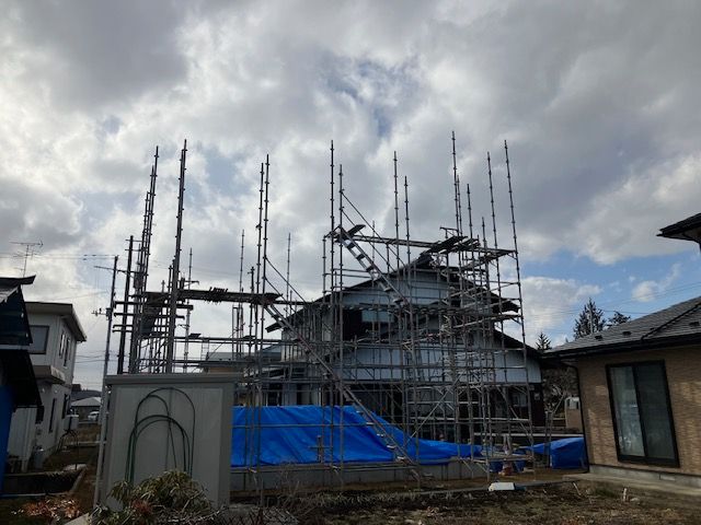 高所での作業となるため、ヘルメットやハーネスの着用を確認し、安全対策を十分に行っております。