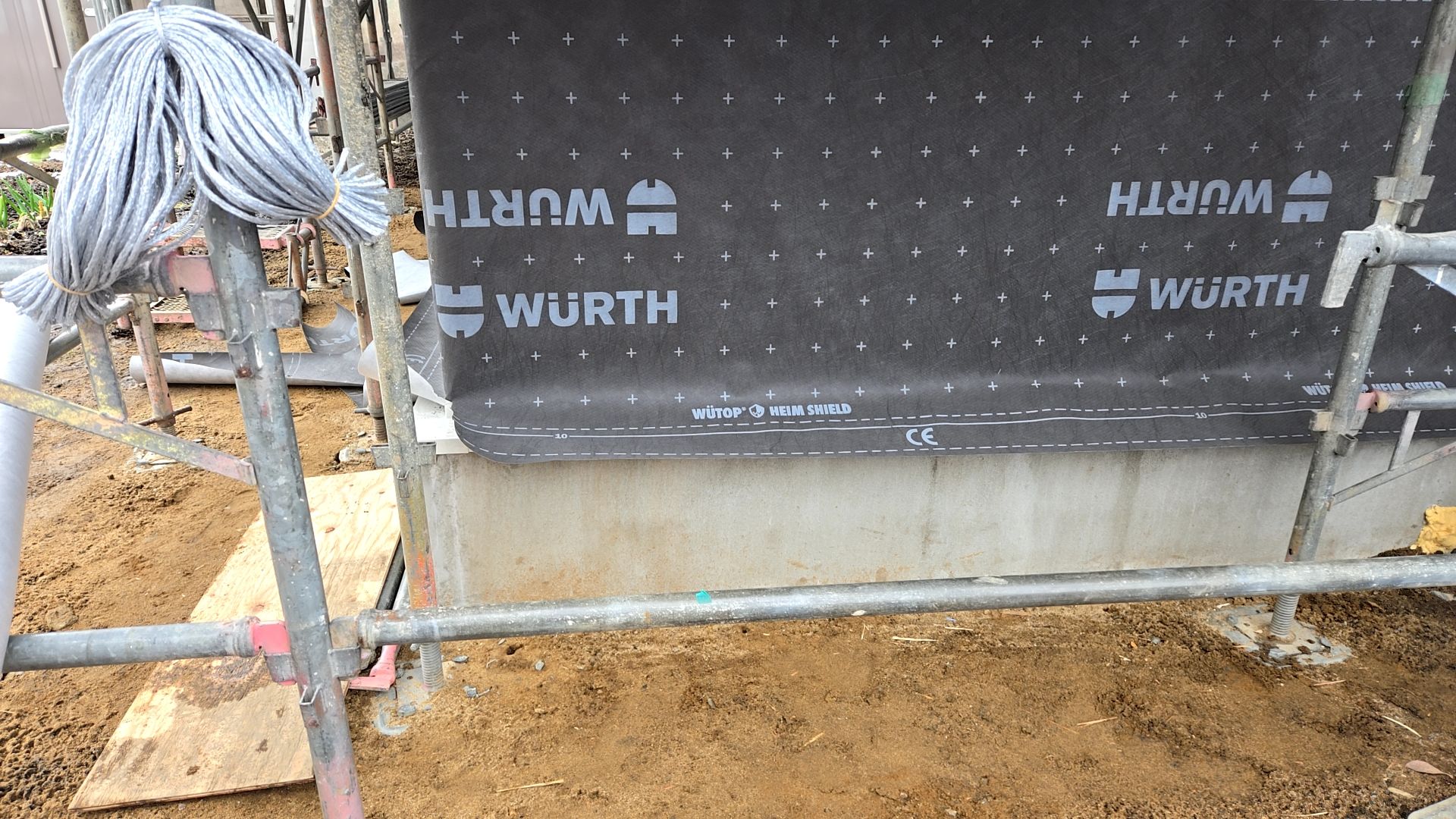 防水紙を張っている様子です。