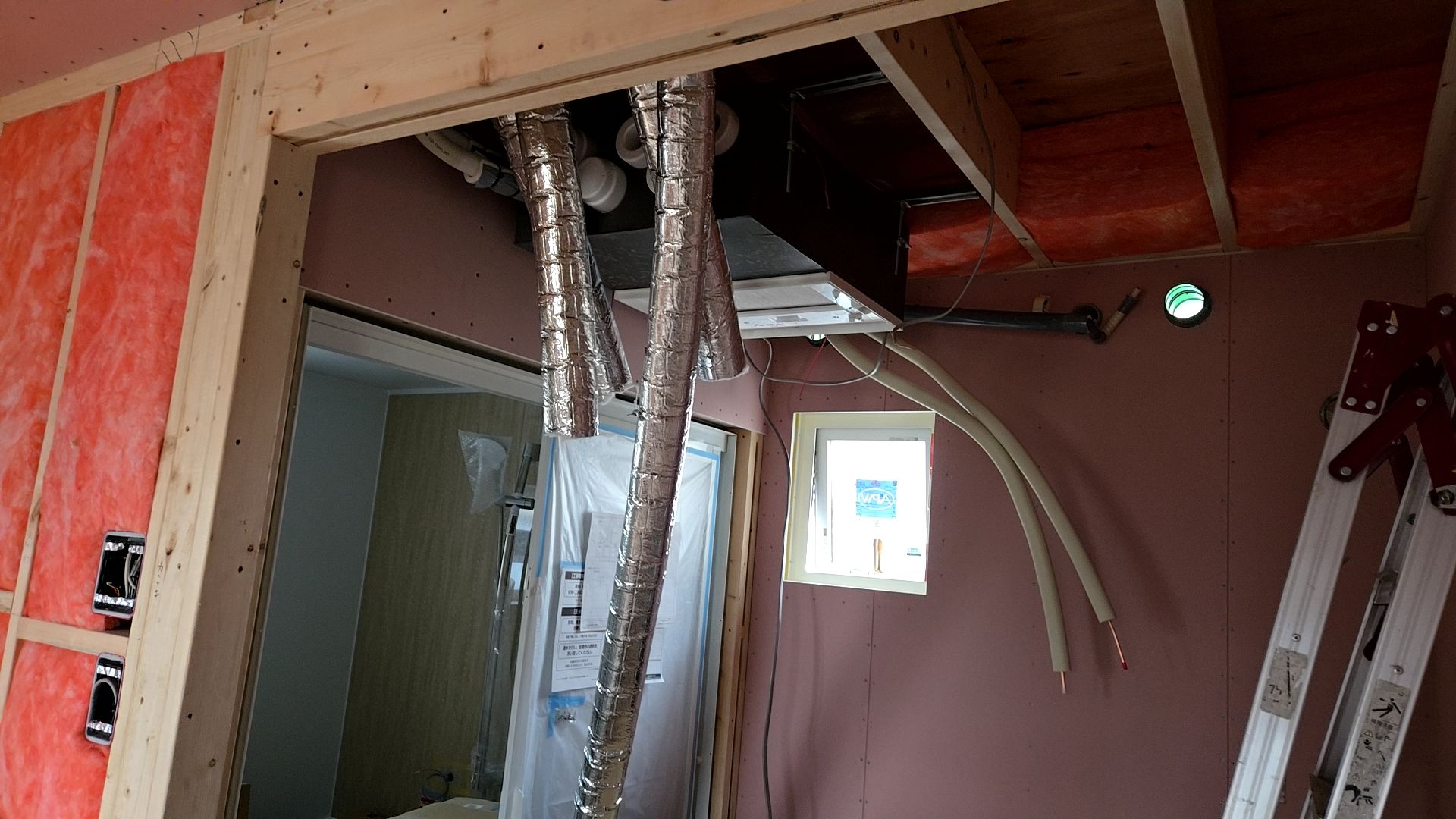 1Fのダクト配管工事の様子です。